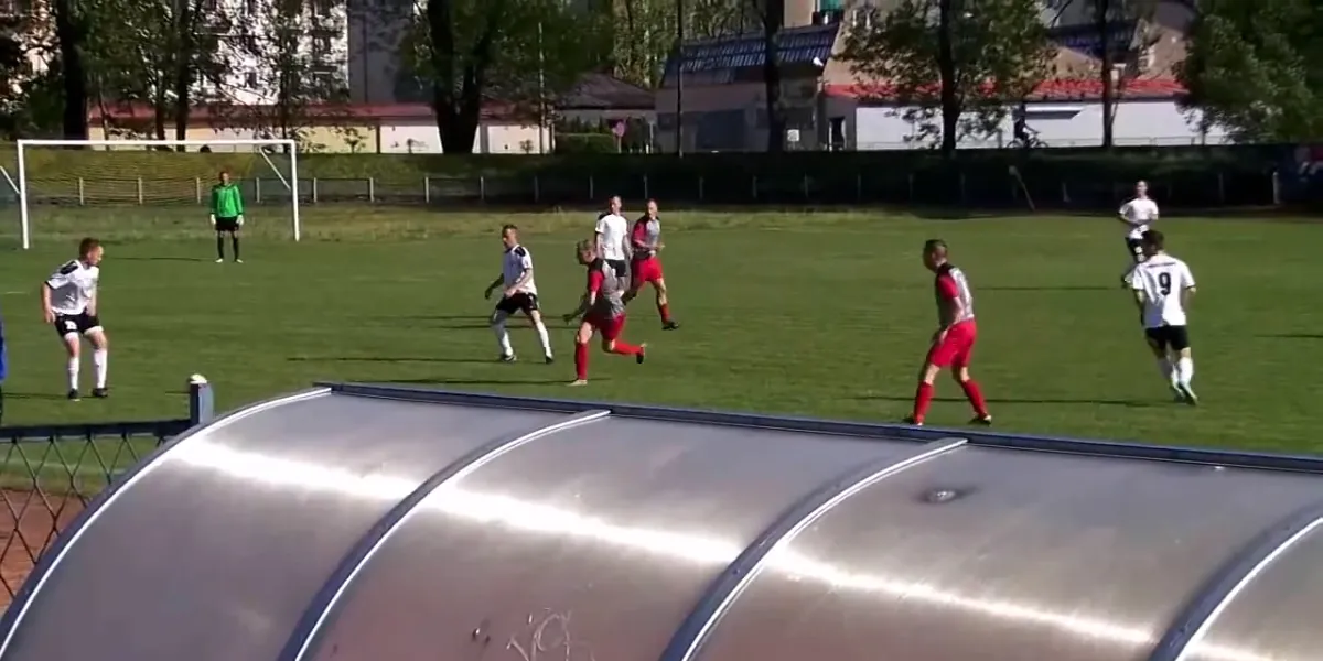 Photo showing: Mecz piłkarski Pogoni Prudnik z LZS Racławiczki rozegrany 5 maja 2018.