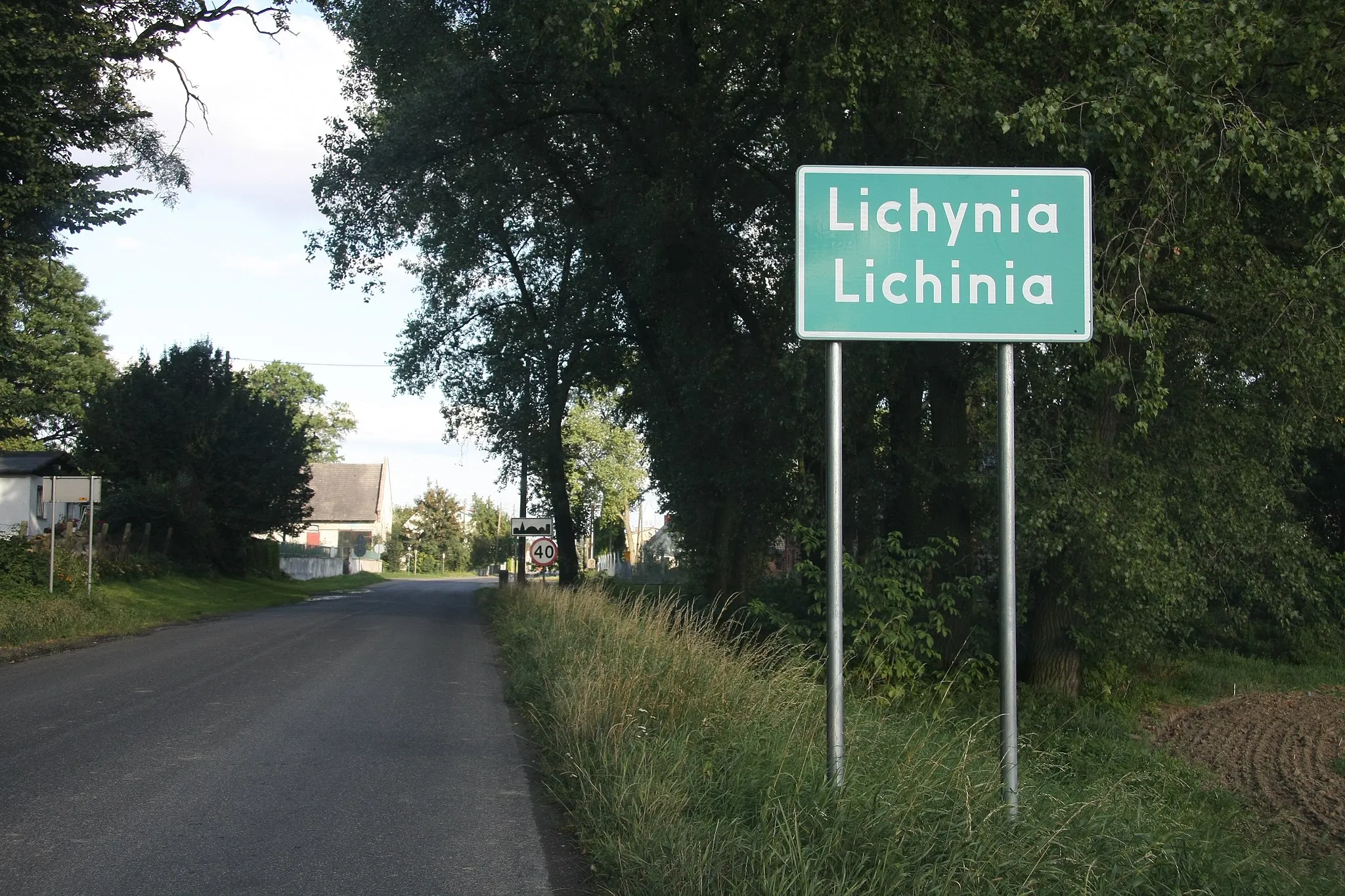 Photo showing: Dwujęzyczna tablica z nazwą przed wjazdem do Lichynii