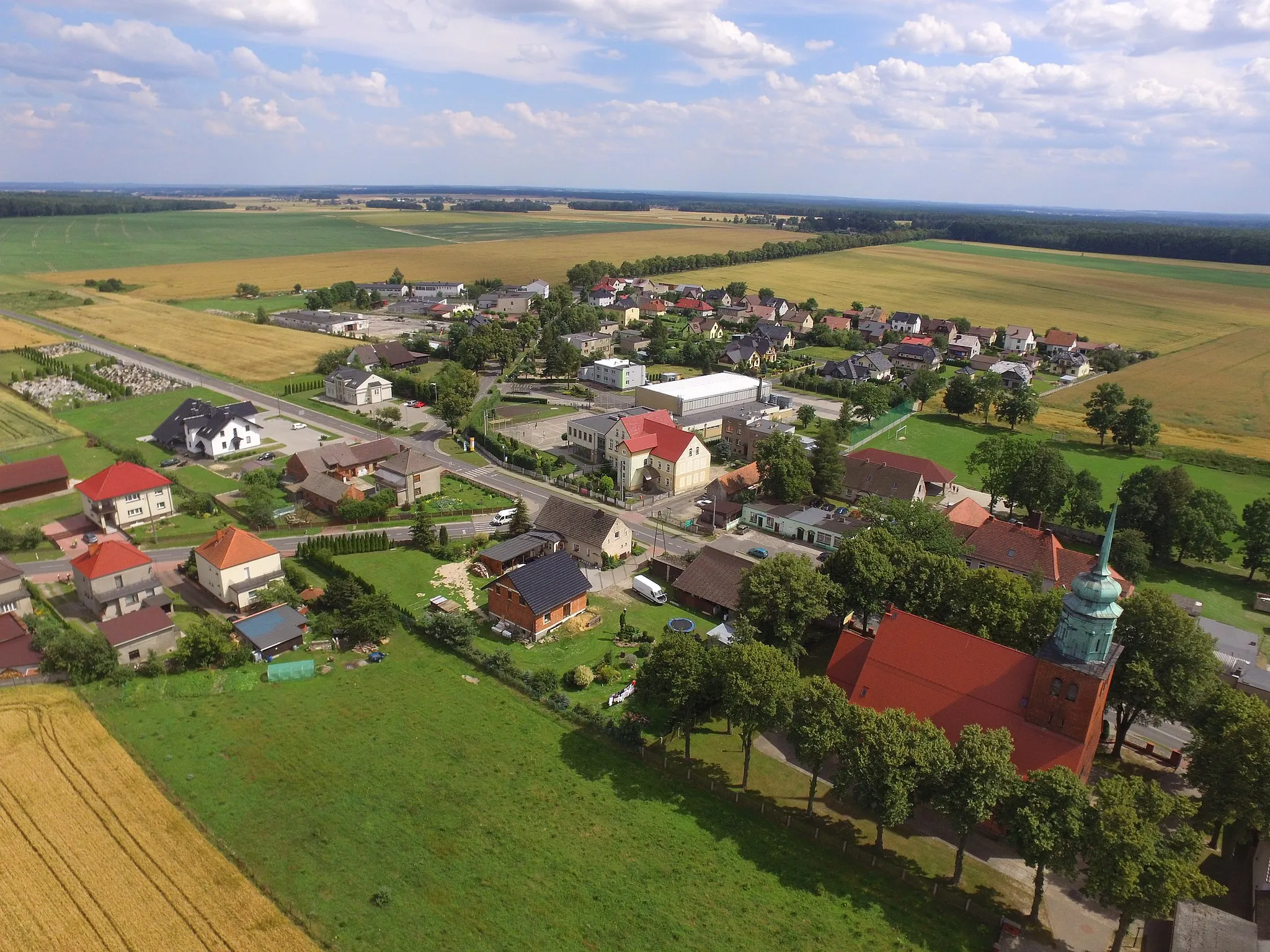 Photo showing: Widok na centrum wsi Radłów, na pierwszym planie widoczny kościół pw. Najświętszego Serca Pana Jezusa oraz Urzędu Gminy, Gminnego Ośrodka Kultury.