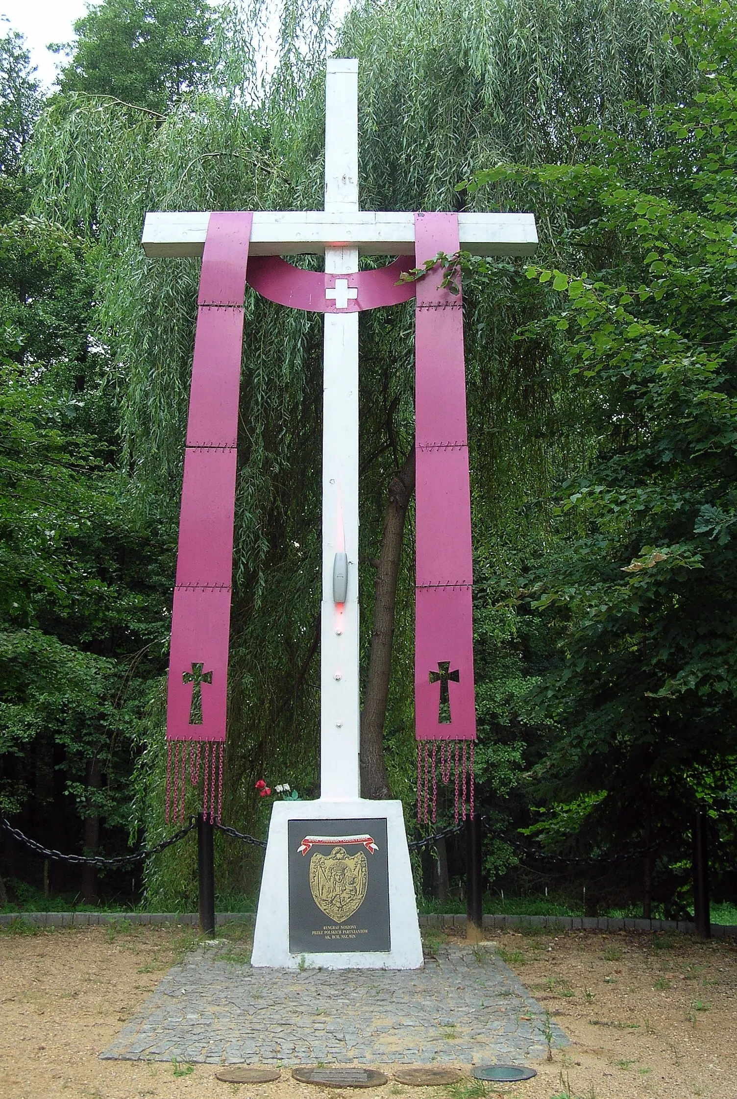 Photo showing: Pomnik pomordowanych przez UB partyzantów NSZ we wsi Barut.