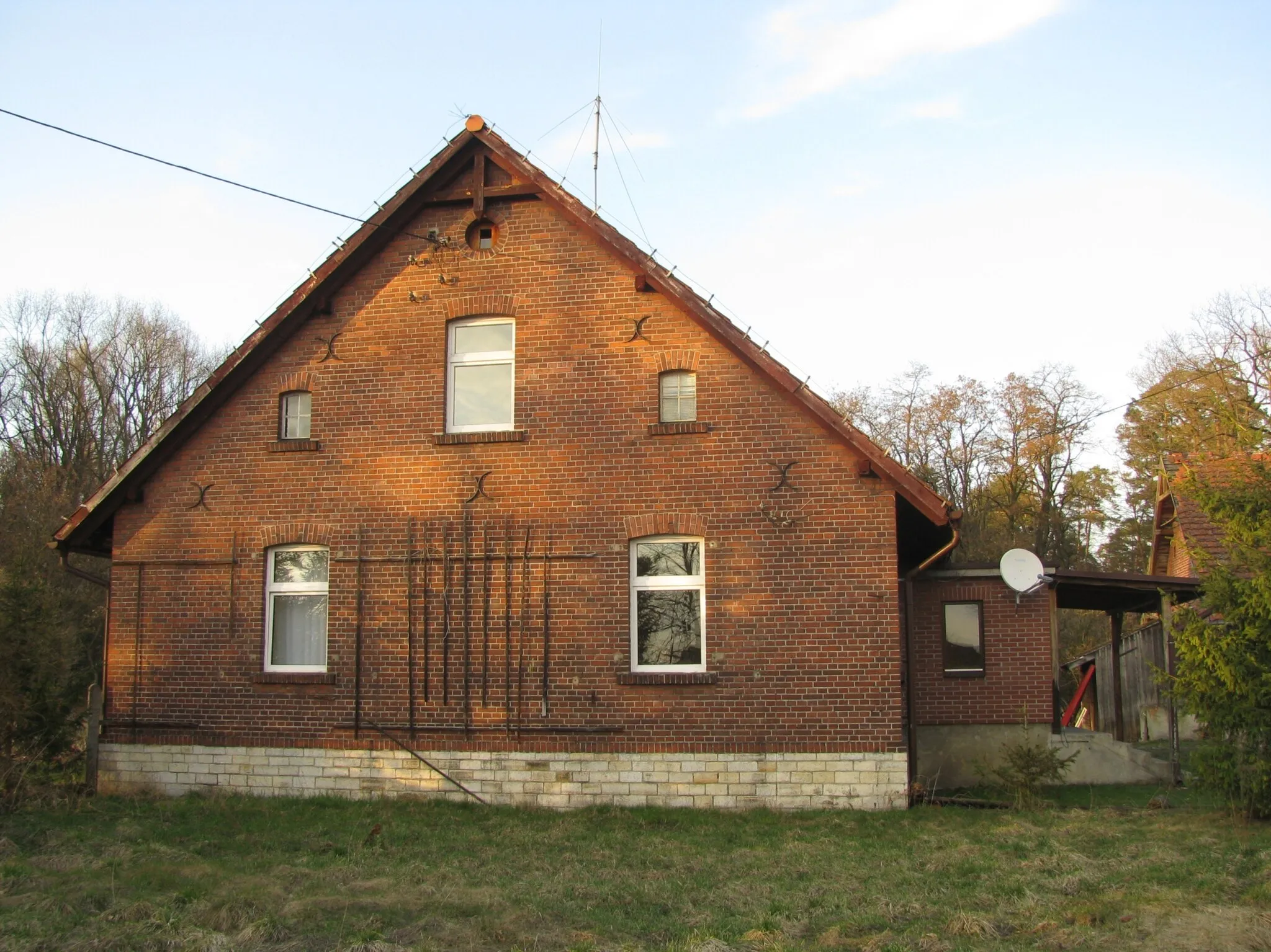 Photo showing: Część elewacji leśniczówki w Serwitucie, 16.04.2013