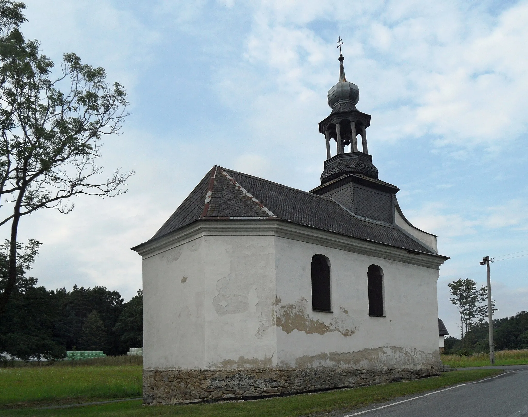 Photo showing: Rokliny: Chapel of the Nativity of the Virgin Mary: Overview. Jeseník District, the Czech Republic.