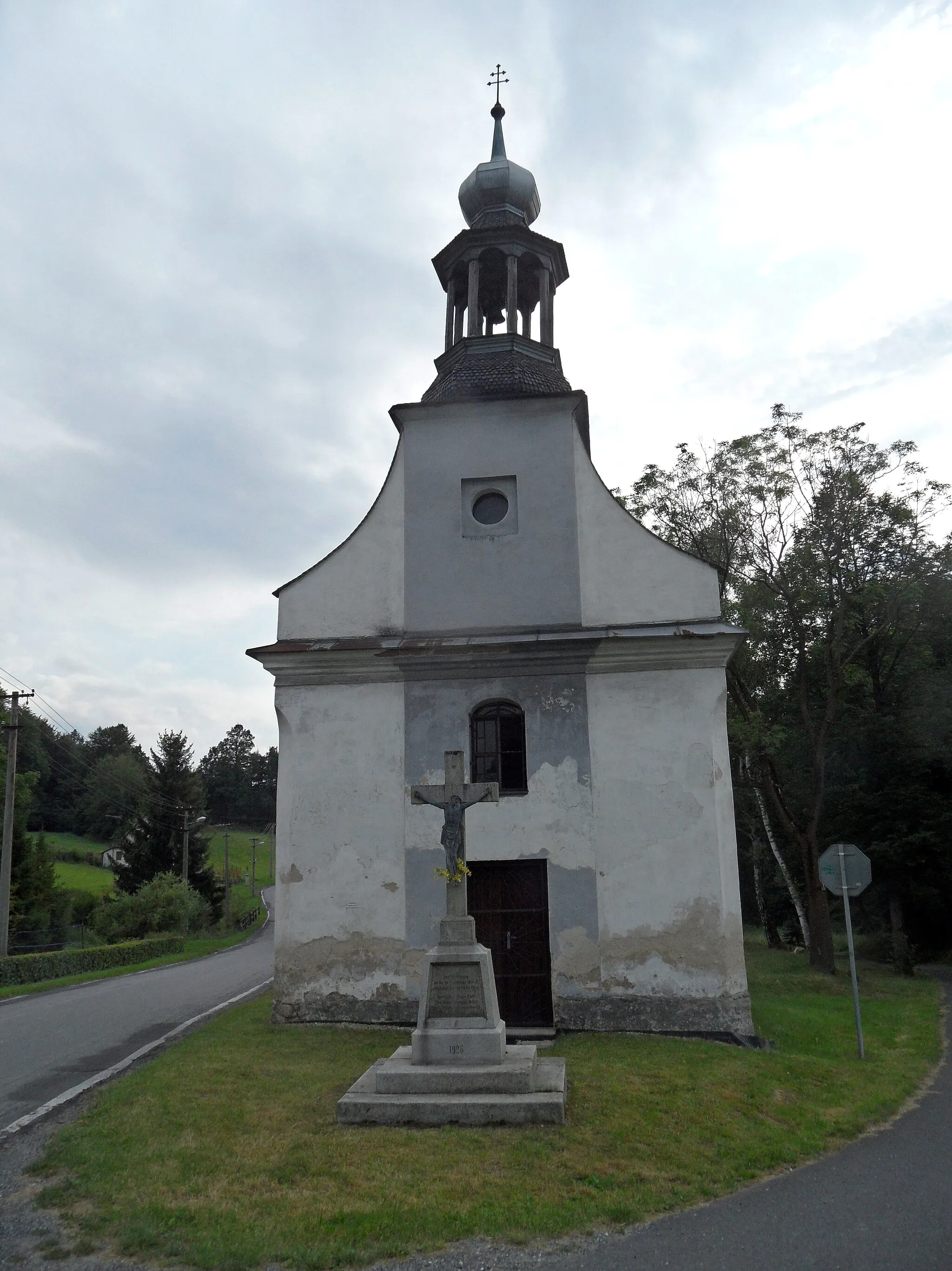 Photo showing: Rokliny: Chapel of the Nativity of the Virgin Mary and Crucifix. Jeseník District, the Czech Republic.