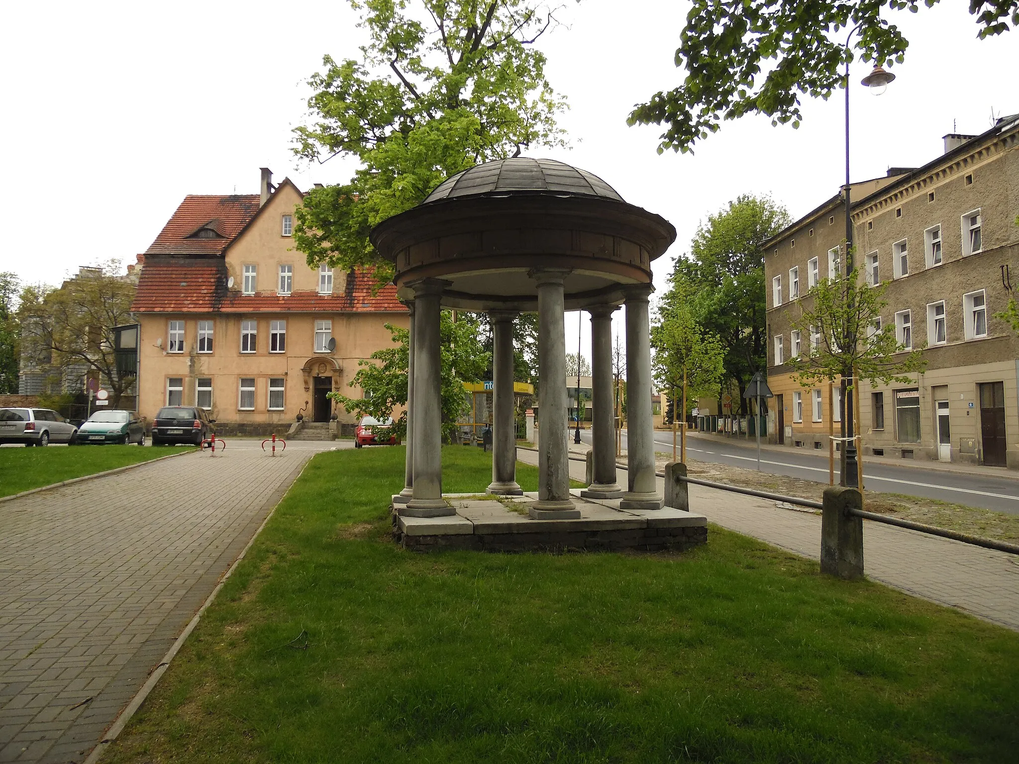 Photo showing: Prudnik, ulica Armii Krajowej (róg Gimnazjalnej) - glorietta w postaci rotundy na kolumienkach, zwieńczonej kopułą. Jest to jedyna pozostałość po dawnym kościele ewangelickim, rozebranym po 1960 r. Rotunda jest kaplicą grobową Schüllerów z 1841 r.