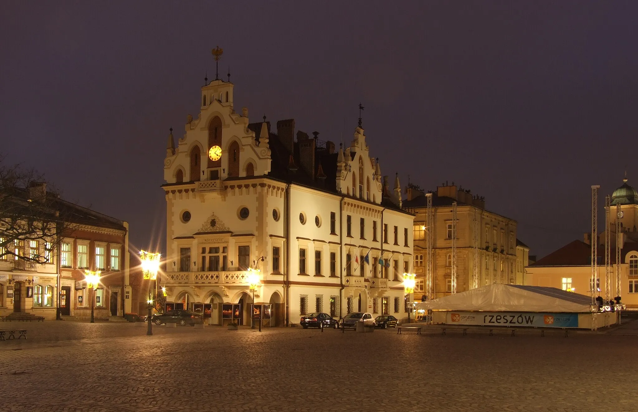 Photo showing: Rzeszów, old City Hall (Ratusz) at main square (Rynek) near evening, before Christmas. Podkarpackie Voivodship, PL