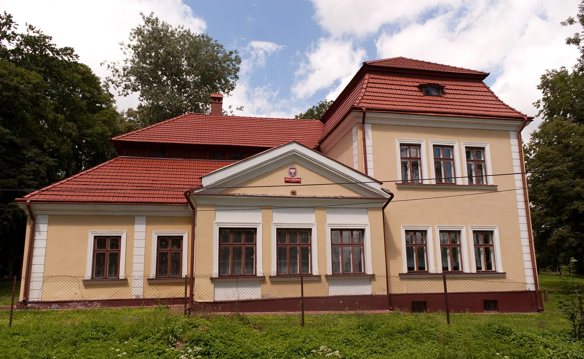 Photo showing: Szkoła podstawowa w Bziance.