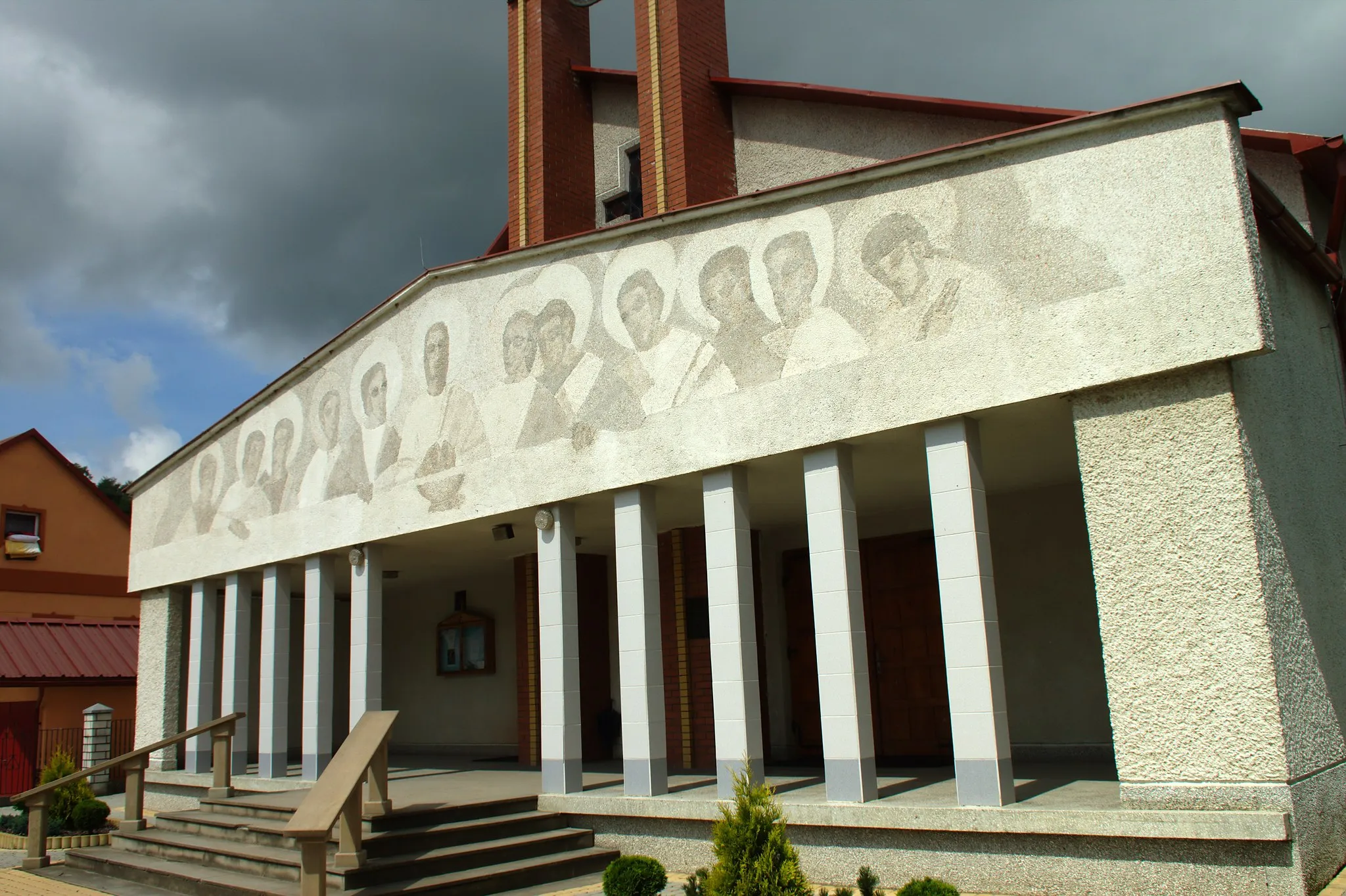 Photo showing: Front side of the new church in the town of Przysietnica, Podkarpackie Voivodeship, Poland
