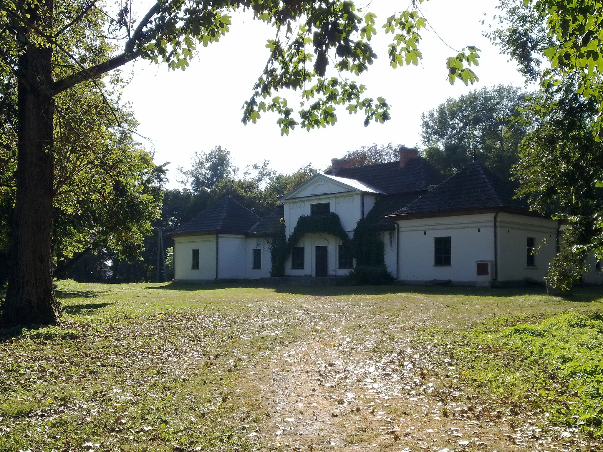 Photo showing: Dwór w Skotnikach w gminie Samborzec, powiat sandomierski
