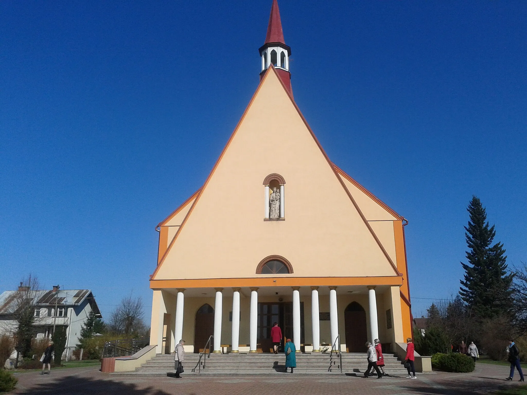 Photo showing: Kościół Matki Bożej Królowej Polski w Dąbrówkach