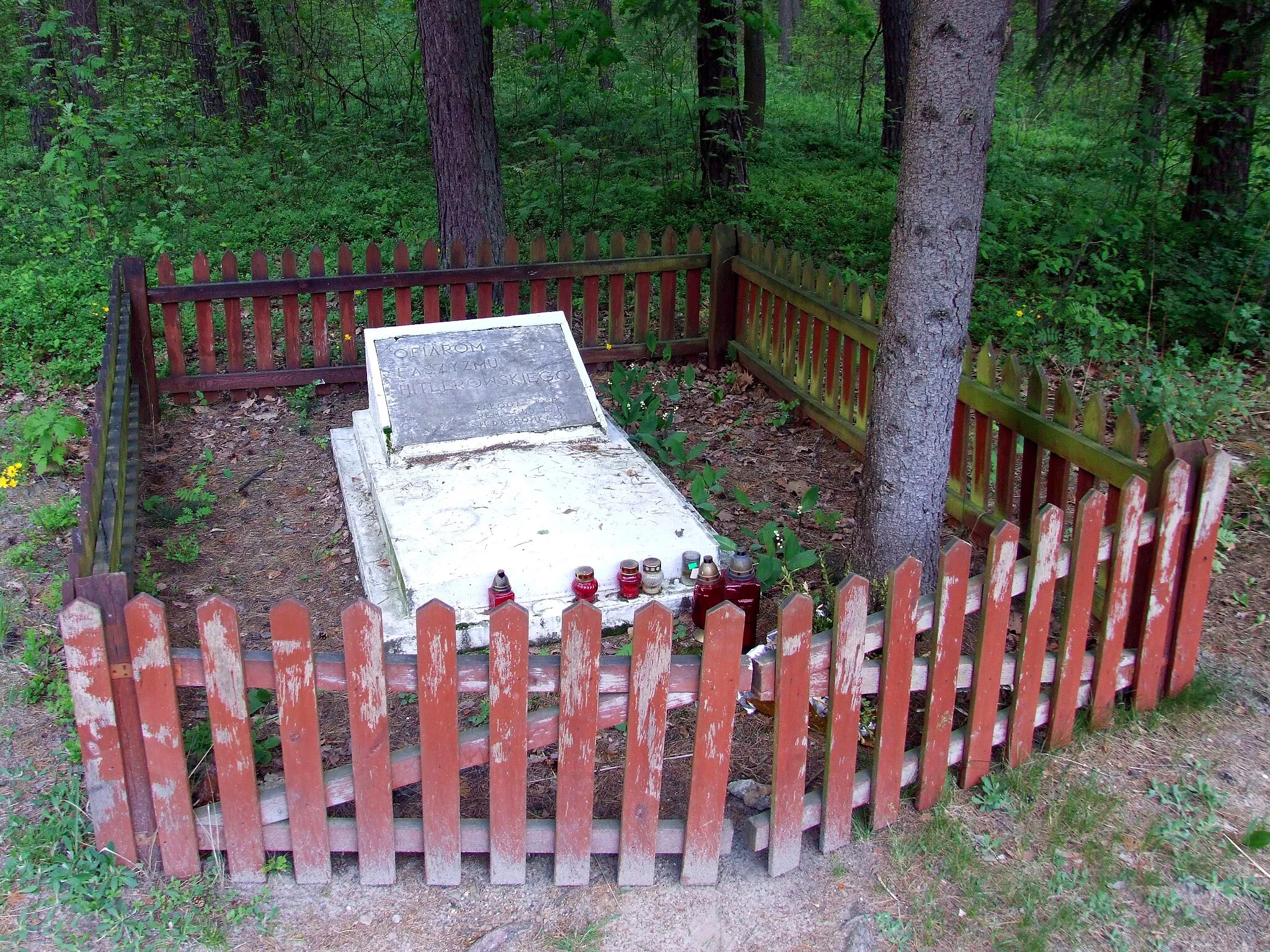 Photo showing: Dąbrówki - pomnik ofiar faszyzmu hitlerowskiego