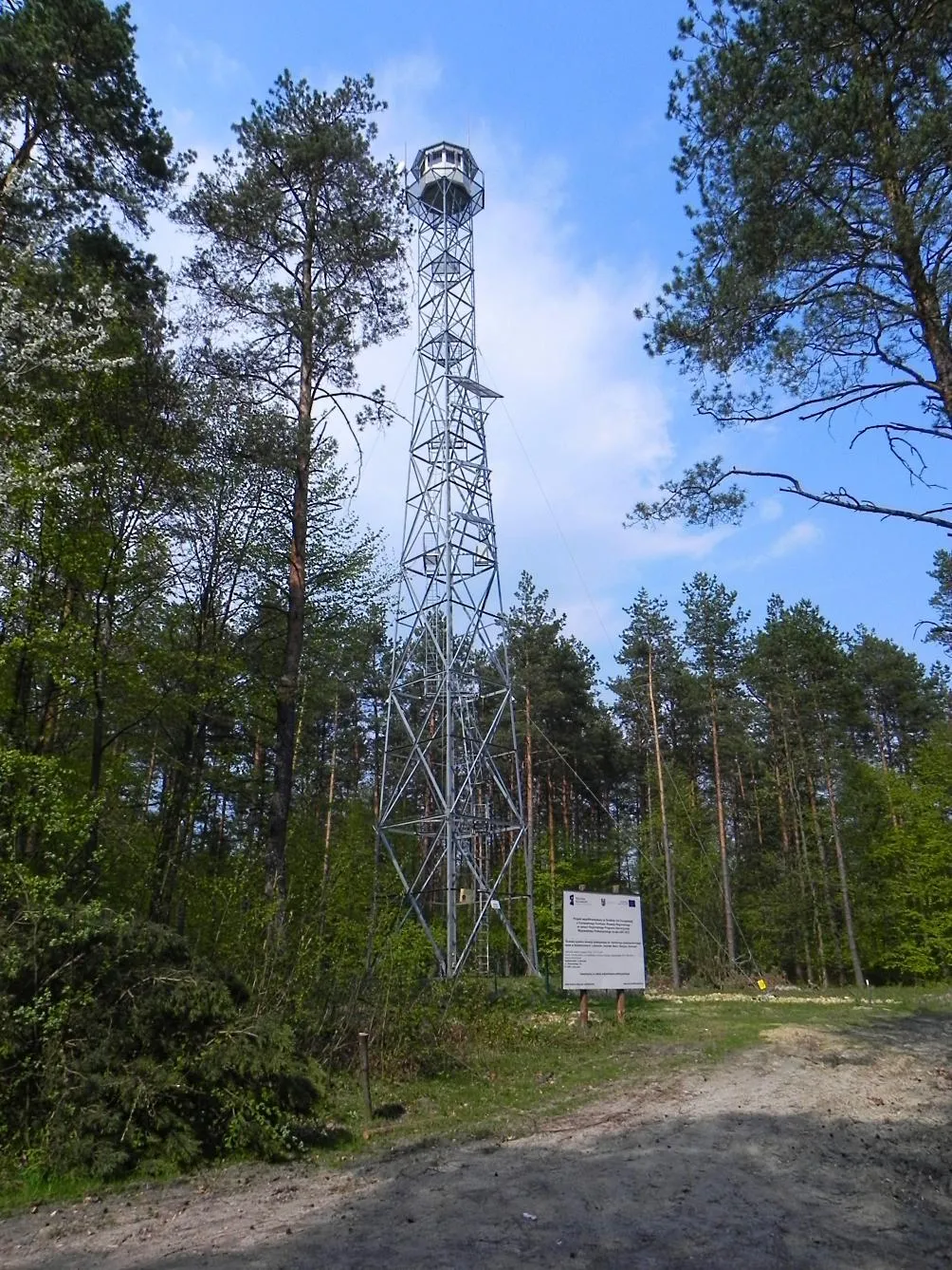 Photo showing: Wieża obserwacyjna ppoż. wybudowana dzięki funduszom unijnym. Droga dojazdowa na górę Brusno asfaltem jak na autostradzie.