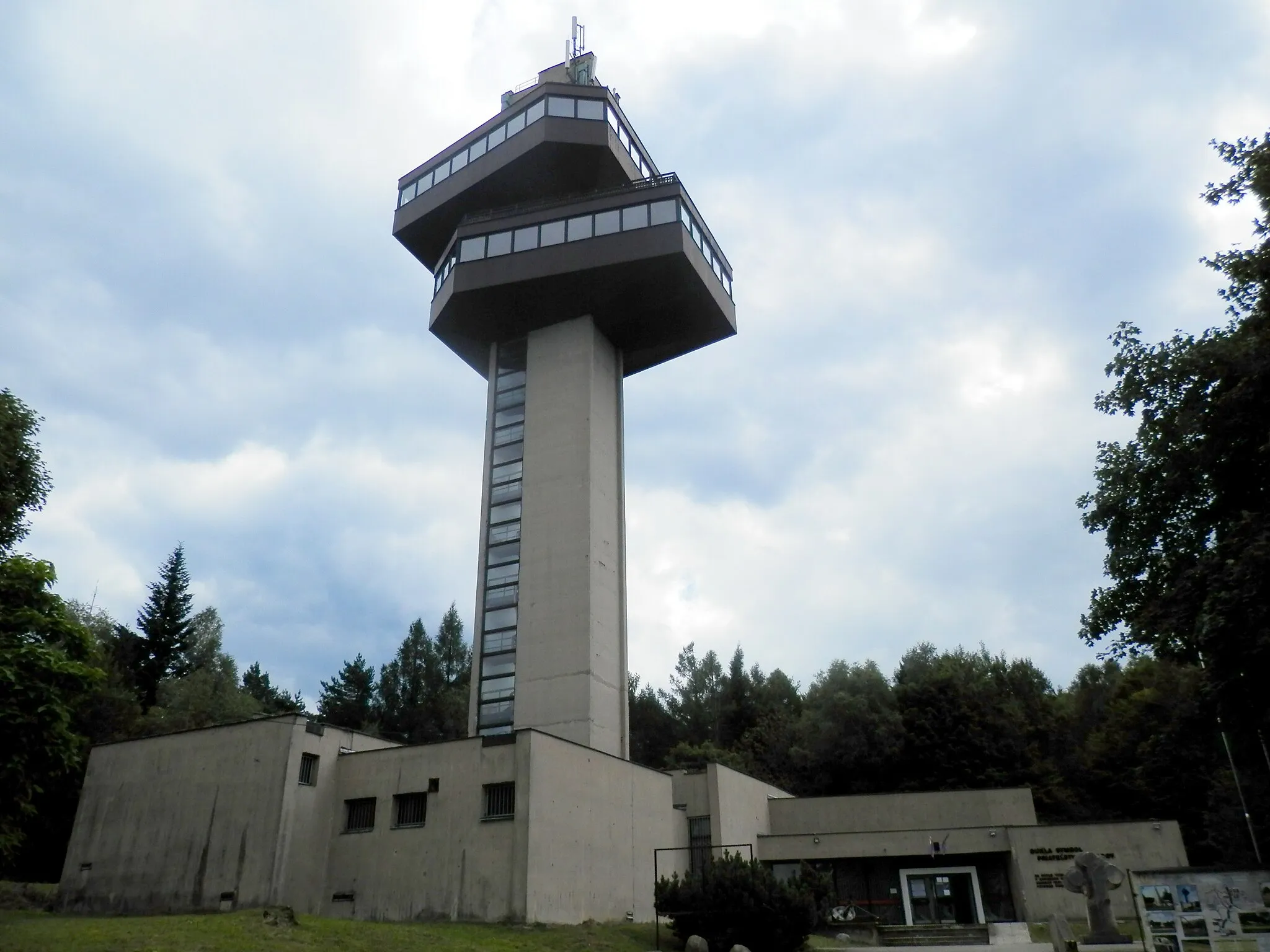 Photo showing: Vyhliadková veža. Dukelský priesmyk. Vojenské múzeum a vyhliadková veža. Kataster obce Vyšný Komárnik. Okres Svidník. Slovensko