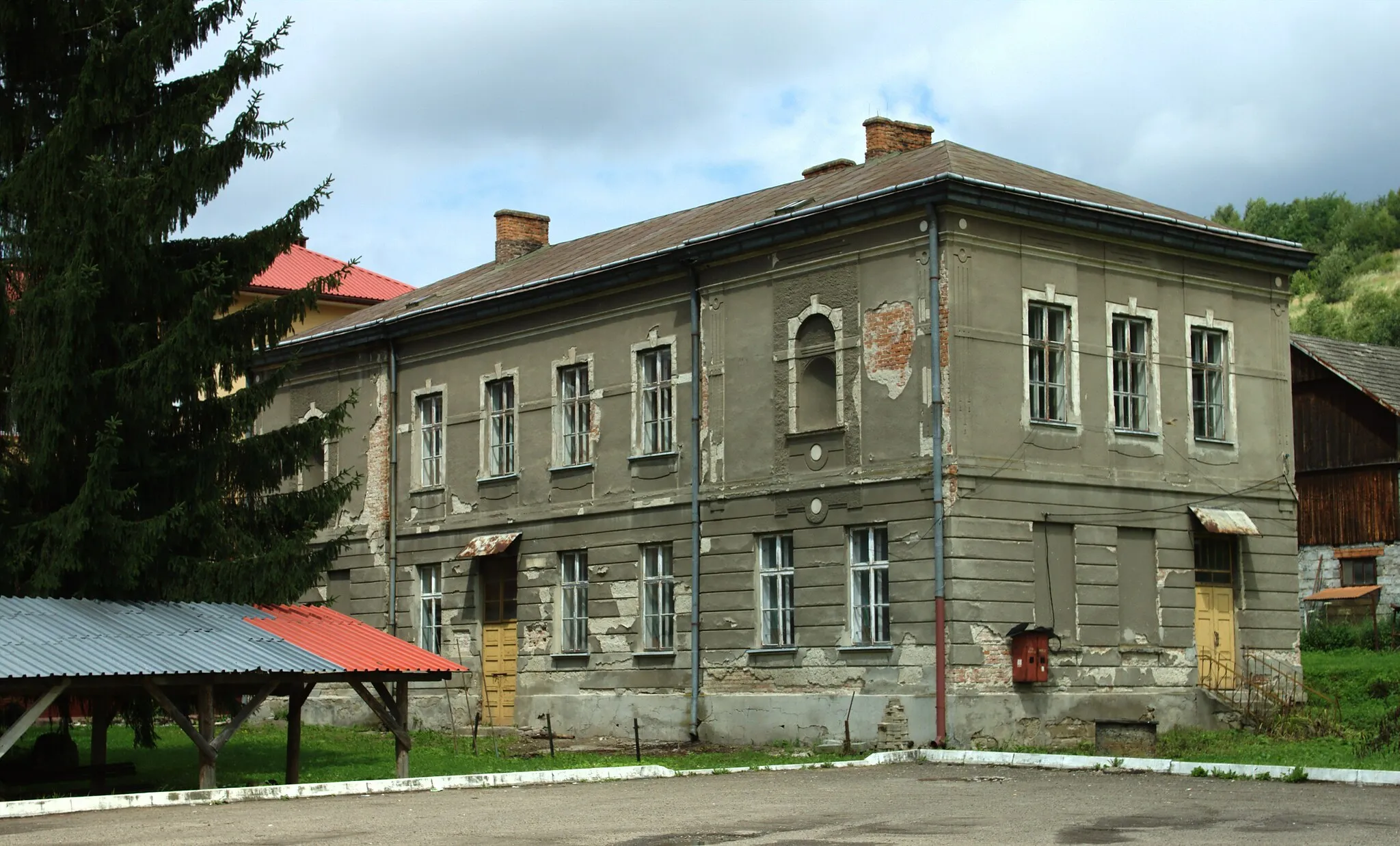 Photo showing: An old building in Dydnia close to renovated elementary school. Podkarpackie Voivoeship, Poland