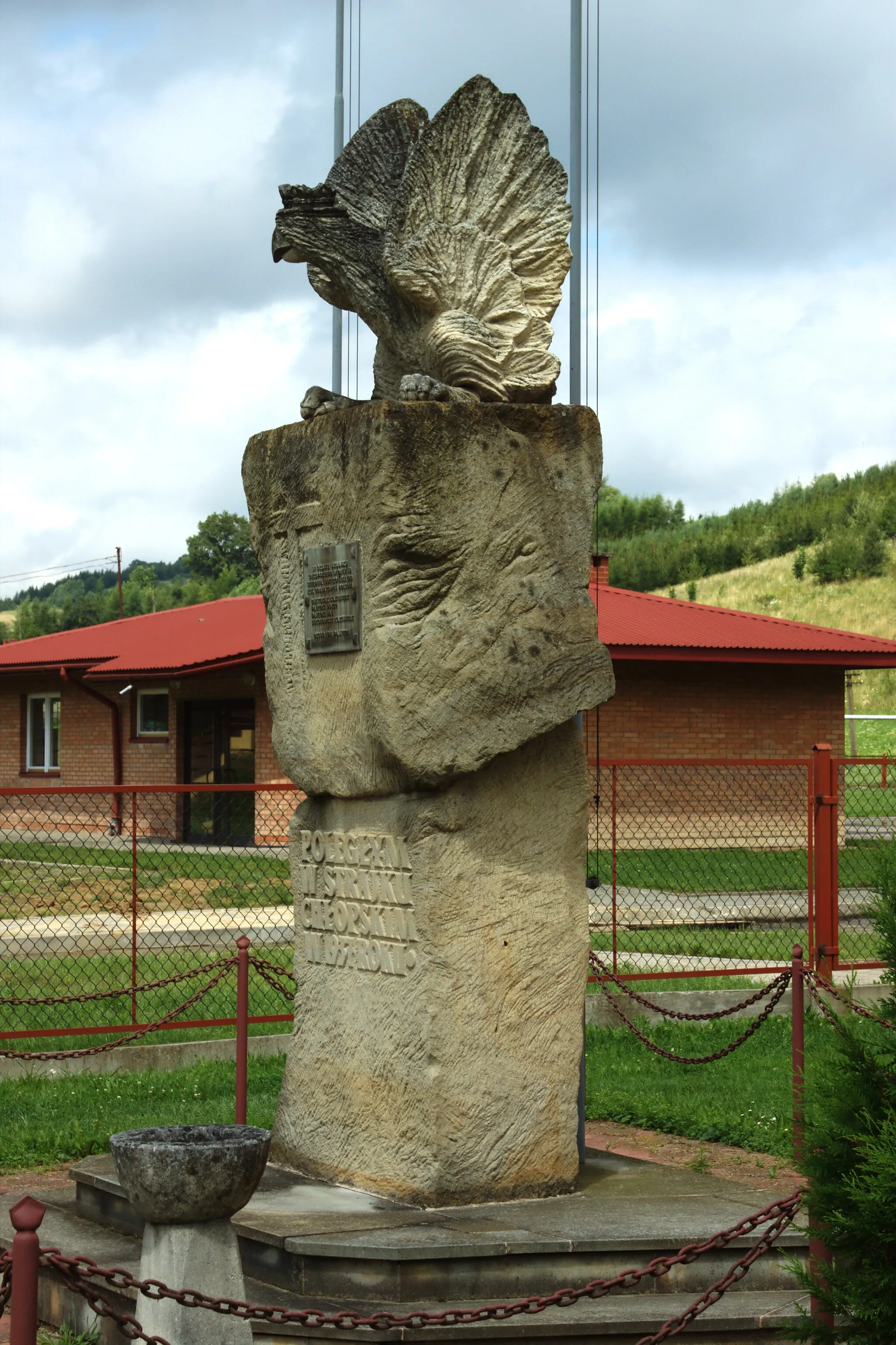 Photo showing: A memorial to the victims of a violent strike in Dydnia, from the interwar period. Podkarpackie voivodeship, Poland