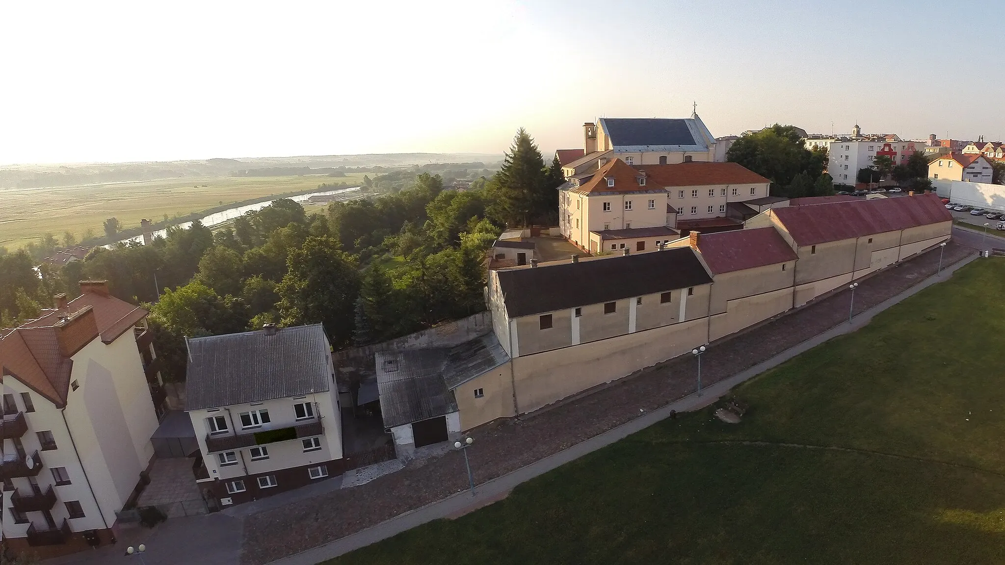 Photo showing: Popowa Góra - widok od zachodniej. Widoczny klasztor o.o. Kapucynów oraz ulica Kapucyńska