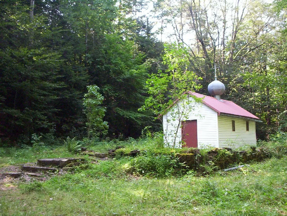 Photo showing: Greek catholic chapel built on remains of greek catholic church in Jawornik, Beskid Niski, Poland.