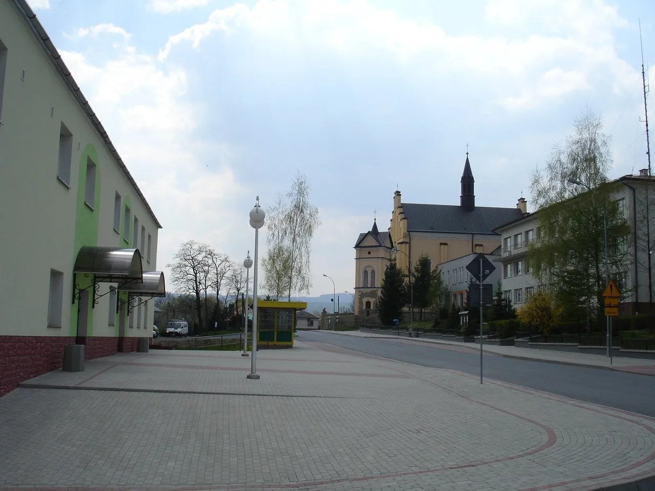 Photo showing: Bukowsko main square (parish, bank, cultural club and civil office)