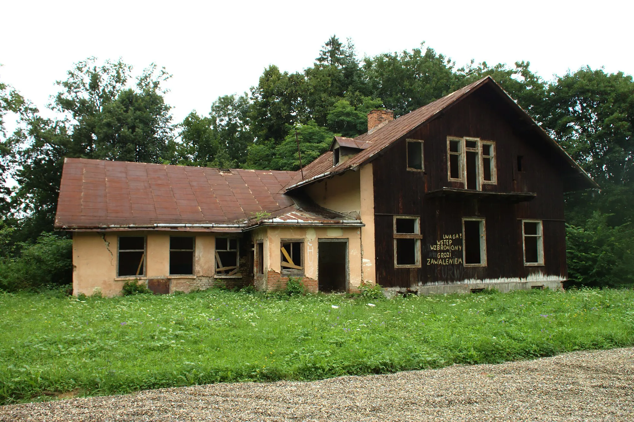 Photo showing: An abandoned house in Niebocko close to the local school building. Podkarpackie Voivodeship, Poland
