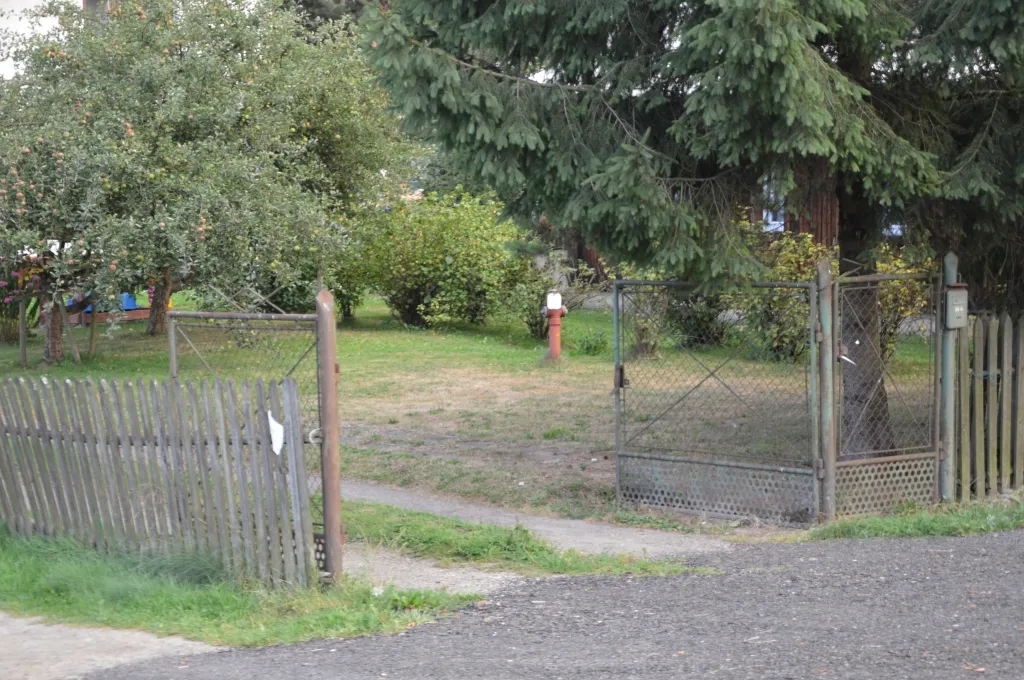 Photo showing: This fire-fighting facility can be inspected and edited within OsmHydrant (show).

English | français | +/−