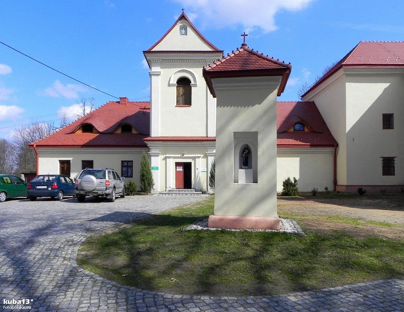 Photo showing: Zabudowania klasztorne franciszkanów przylegające do kościoła. 2,5-metrowej grubości ściany kościoła i klasztoru, otaczający je mur i fosa, w przeszłości wypełniona wodą, świadczą o obronnym charakterze zespołu klasztornego.