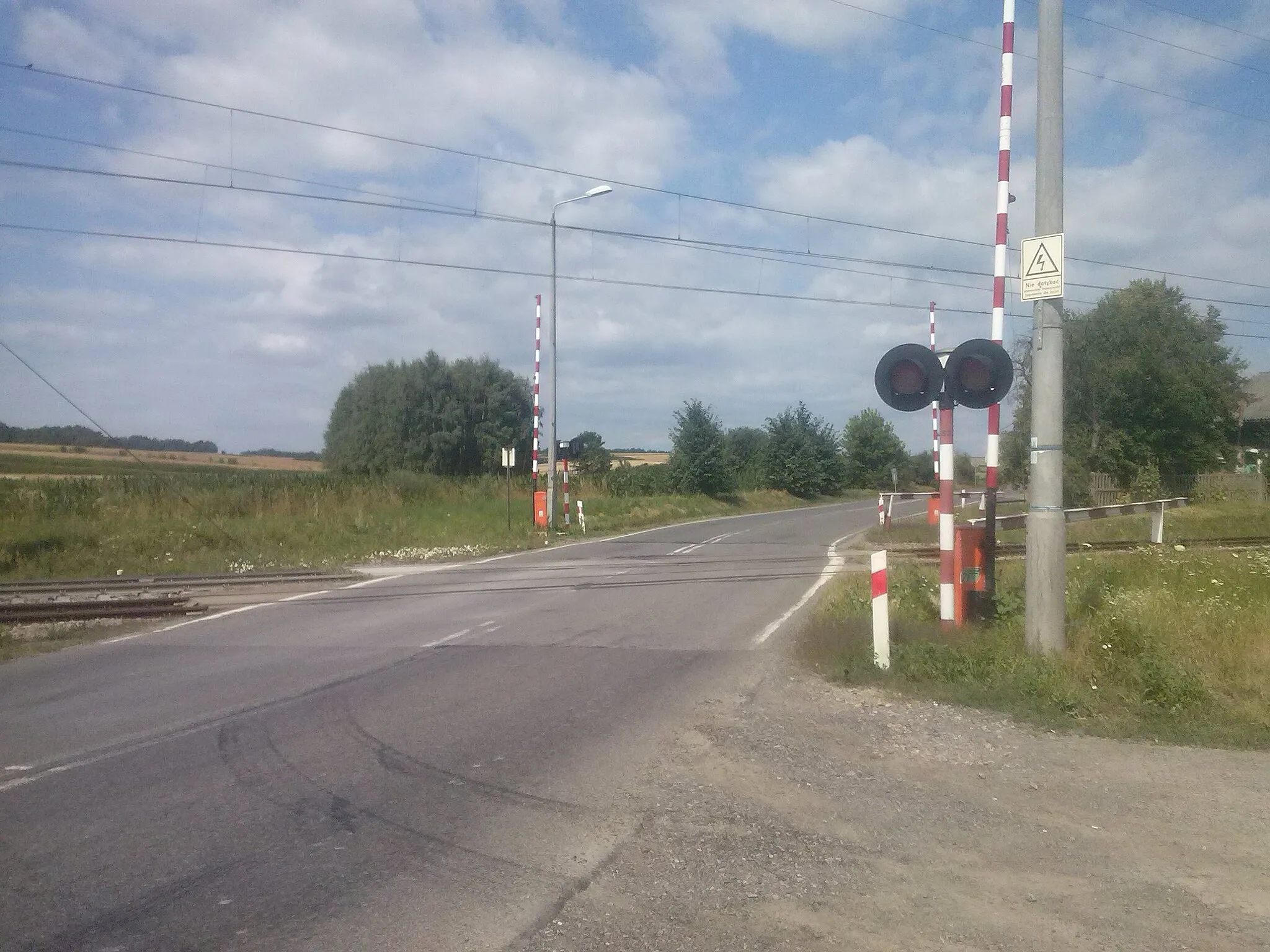 Photo showing: Przejazd kolejowy (linia Przeworsk-Rozwadów) na drodze krajowej nr 77, odcinek z Dębna (Poręby) do Wierzawic