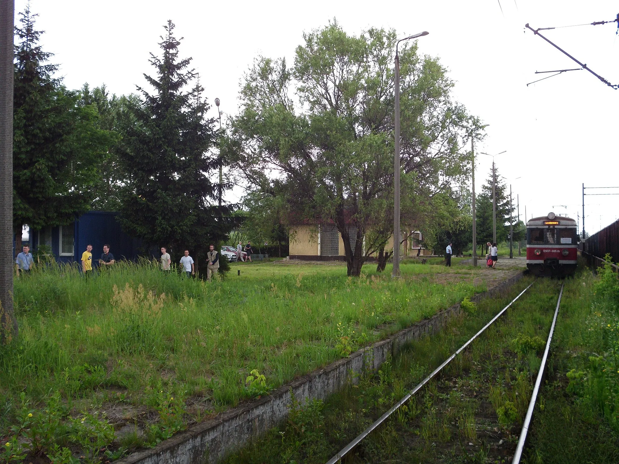 Photo showing: Electric unit EN57-005rb in Połaniec, the terminus of a railway from Rytwiany and Staszów. The train was organized for railfans only - there are no regular passenger trains here.