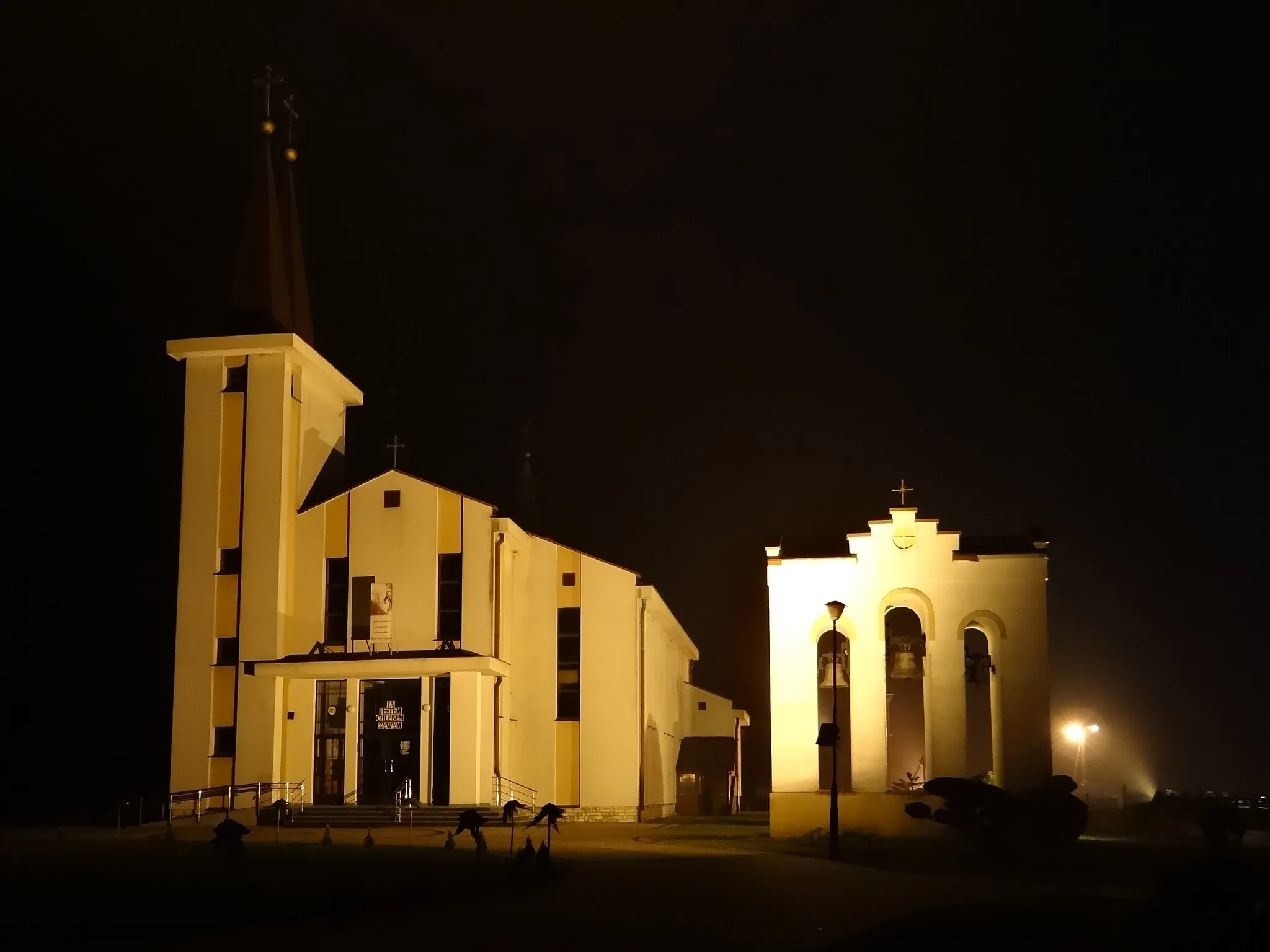 Photo showing: Kościół nocą.