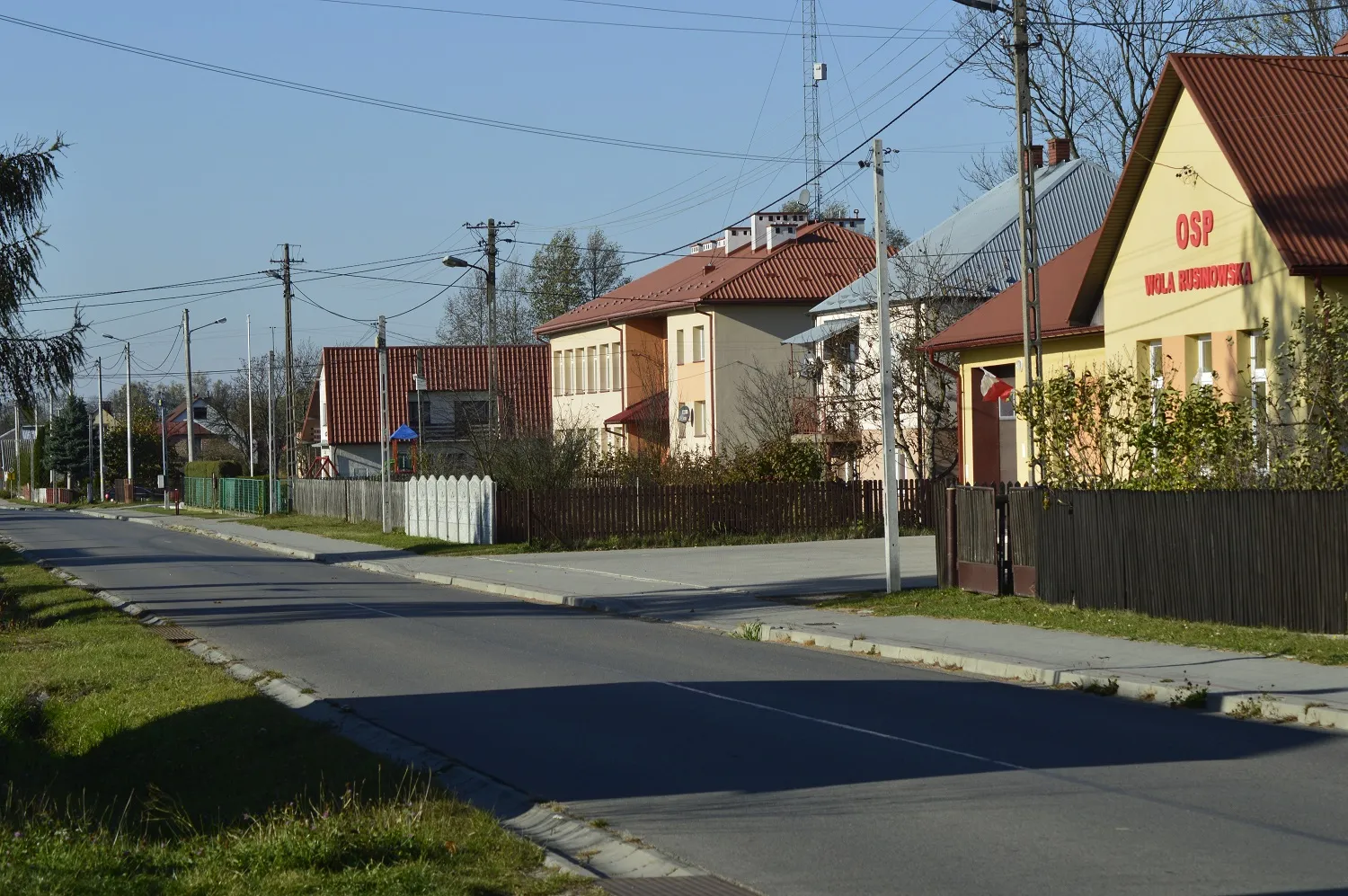 Photo showing: Wola Rusinowska zabudowa przy drodze powiatowej