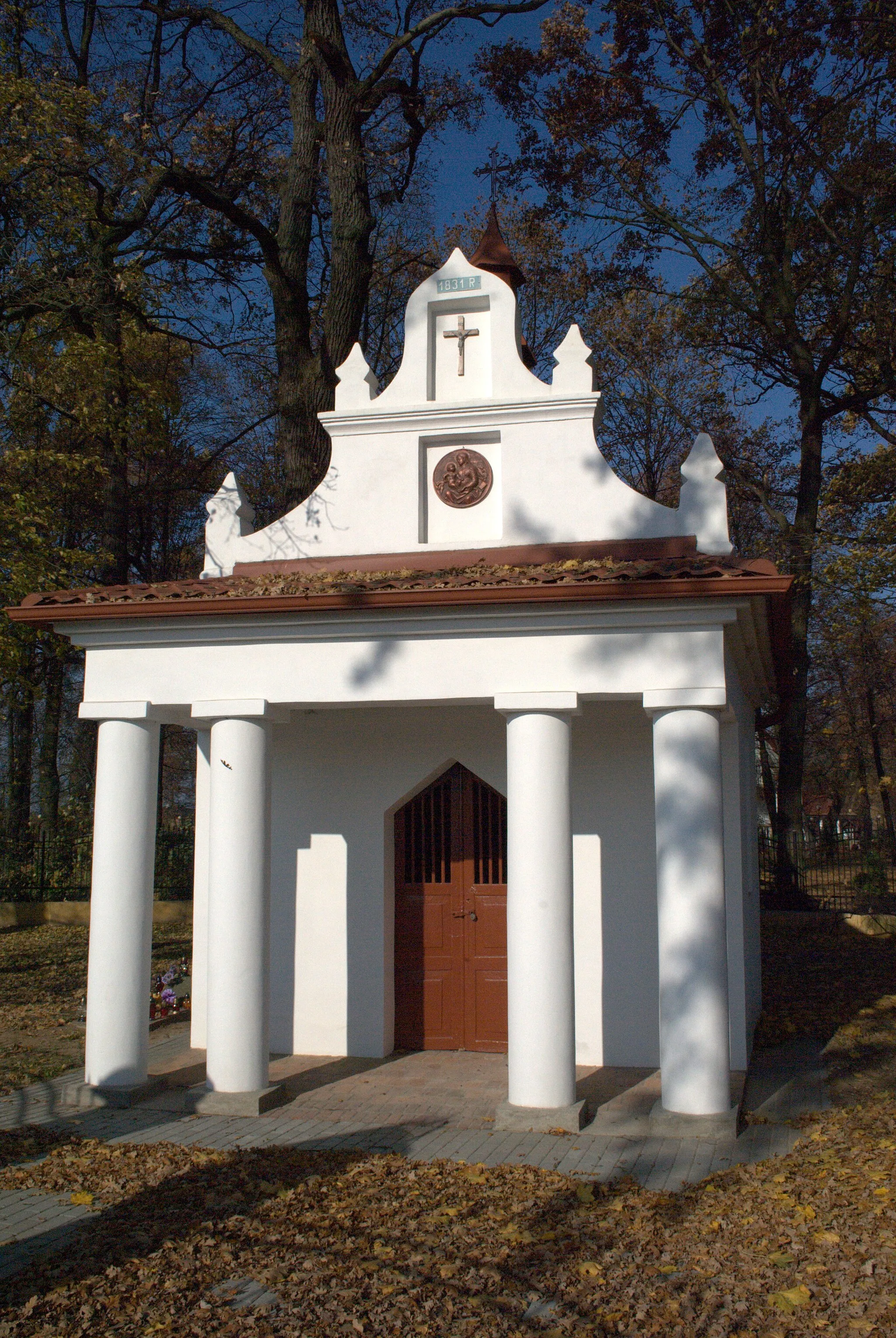 Photo showing: Wola Ociecka, znajdująca się na terenie parku dworskiego kaplica wzniesiona w 1831 roku jako symbol walki o niepodległość (w zw. z Powstaniem Listopadowym)