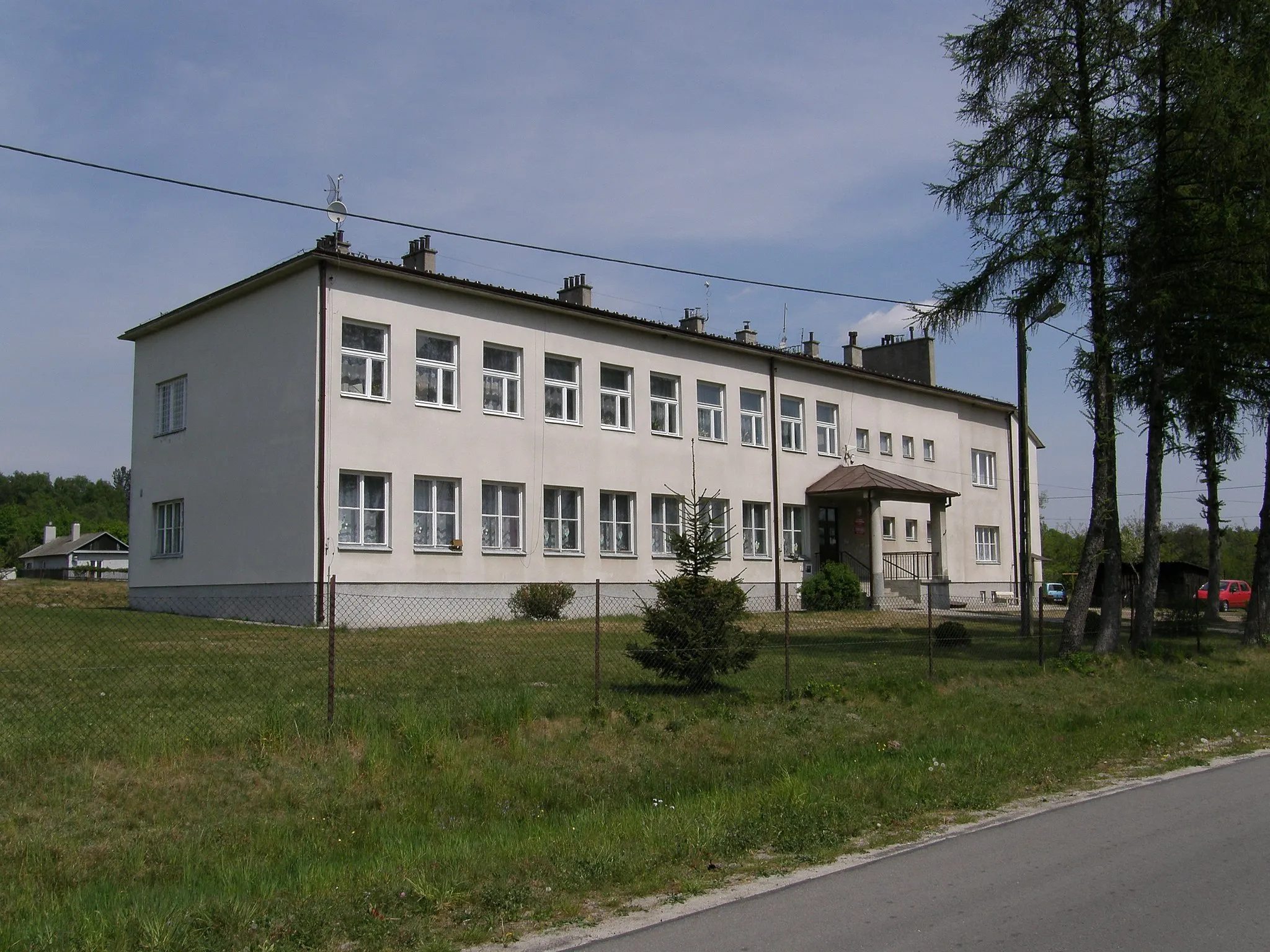 Photo showing: Primary school and public library in Węgliska, Subcarpathian Voivodeship