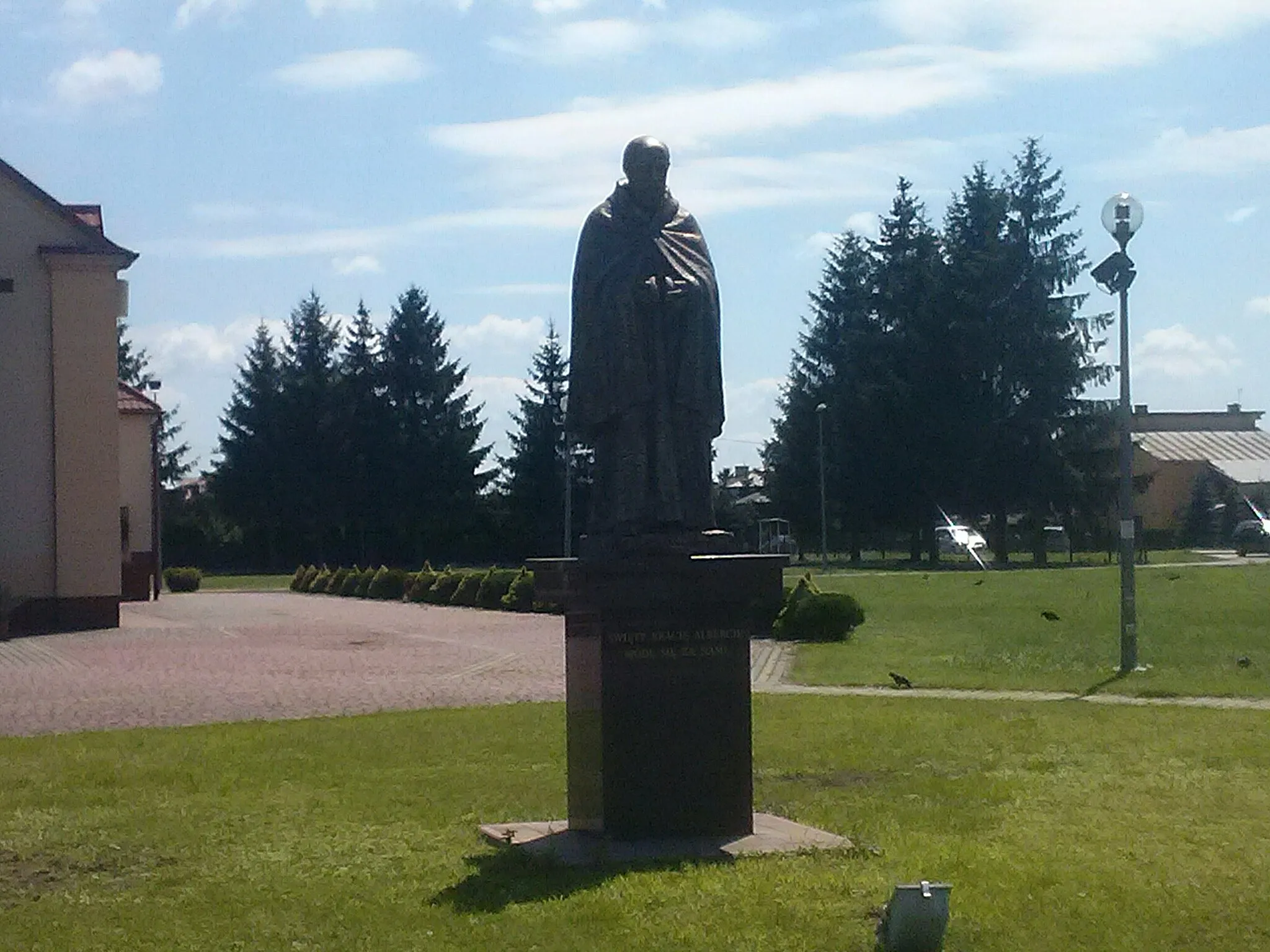 Photo showing: Pomnik św. Brata Alberta, przy kościele św. Brata Alberta w Szówsku (Garbarze)