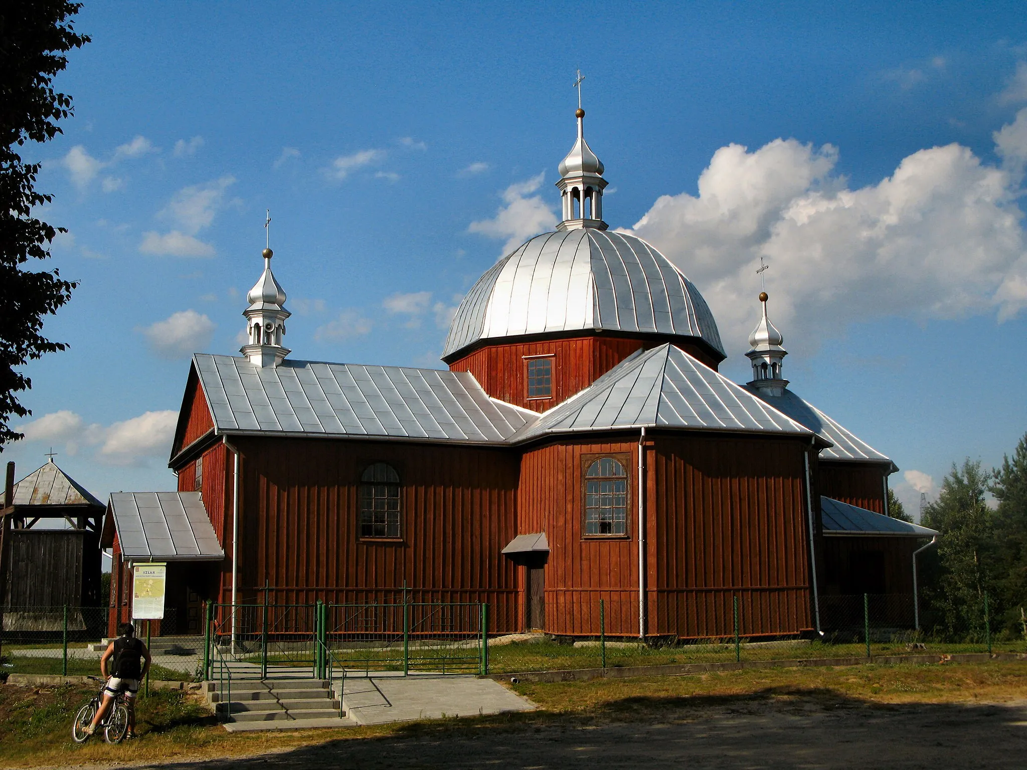 Photo showing: Szczutków - zespół cerkwi greckokatolickiej pw. św. Dymitra, ob. kościoła rzymskokatolickiego filialnego pw. św. Wawrzyńca:
- cerkiew greckokatolicka pw. św. Dymitra, ob. kościół rzymskokatolicki filialny pw. św. Wawrzyńca
- dzwonnica przy cerkwi greckokatolickiej pw. św. Dymitra, ob. kościele rzymskokatolickim filialnym pw. św. Wawrzyńca
zabytek nr A-275 z 2.06.2008