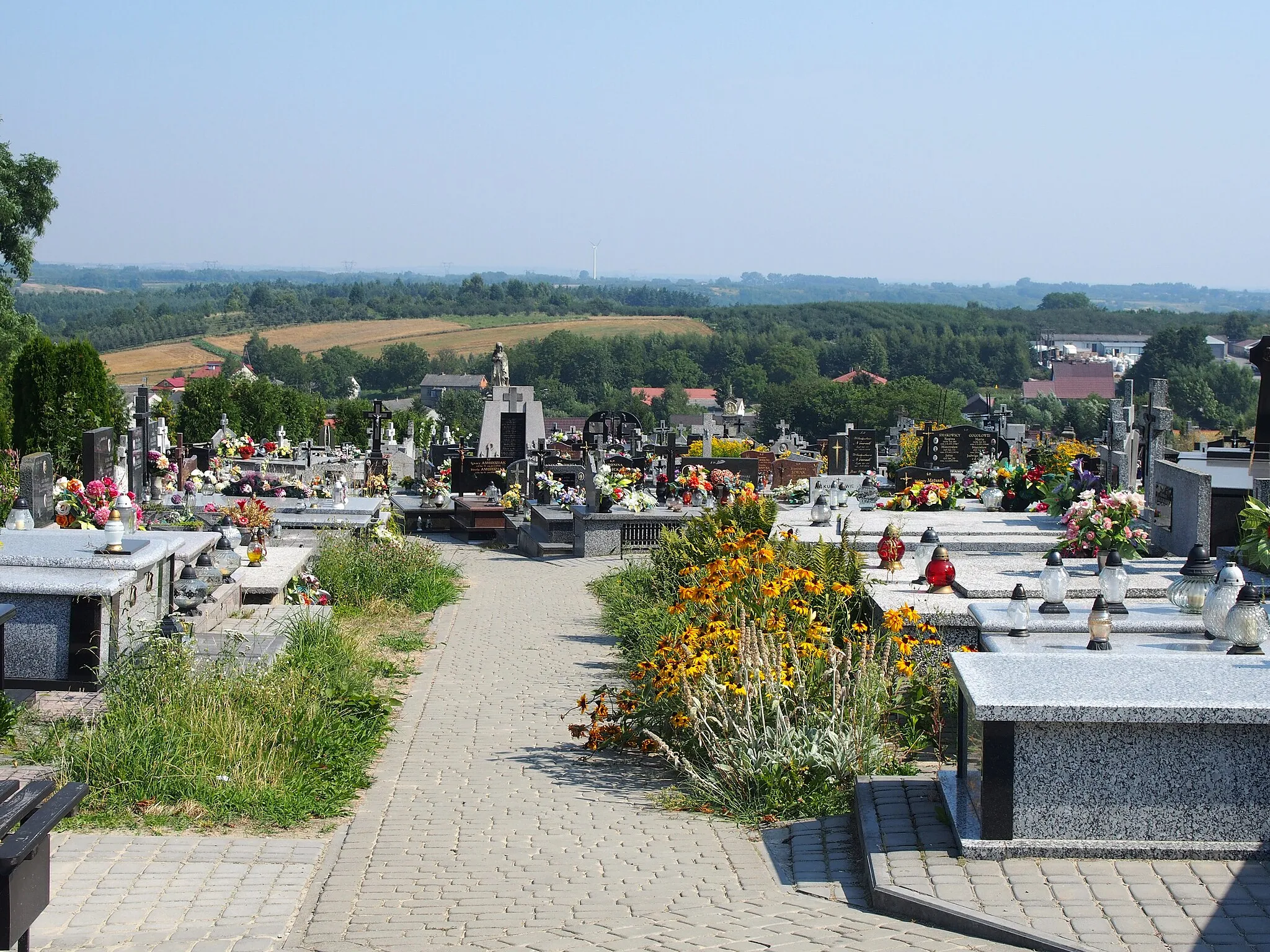 Photo showing: Parish cemetery in Sulisławice, powiat sandomierski, Świętokrzyskie Voivodeship, Poland. Cultural heritage monument.