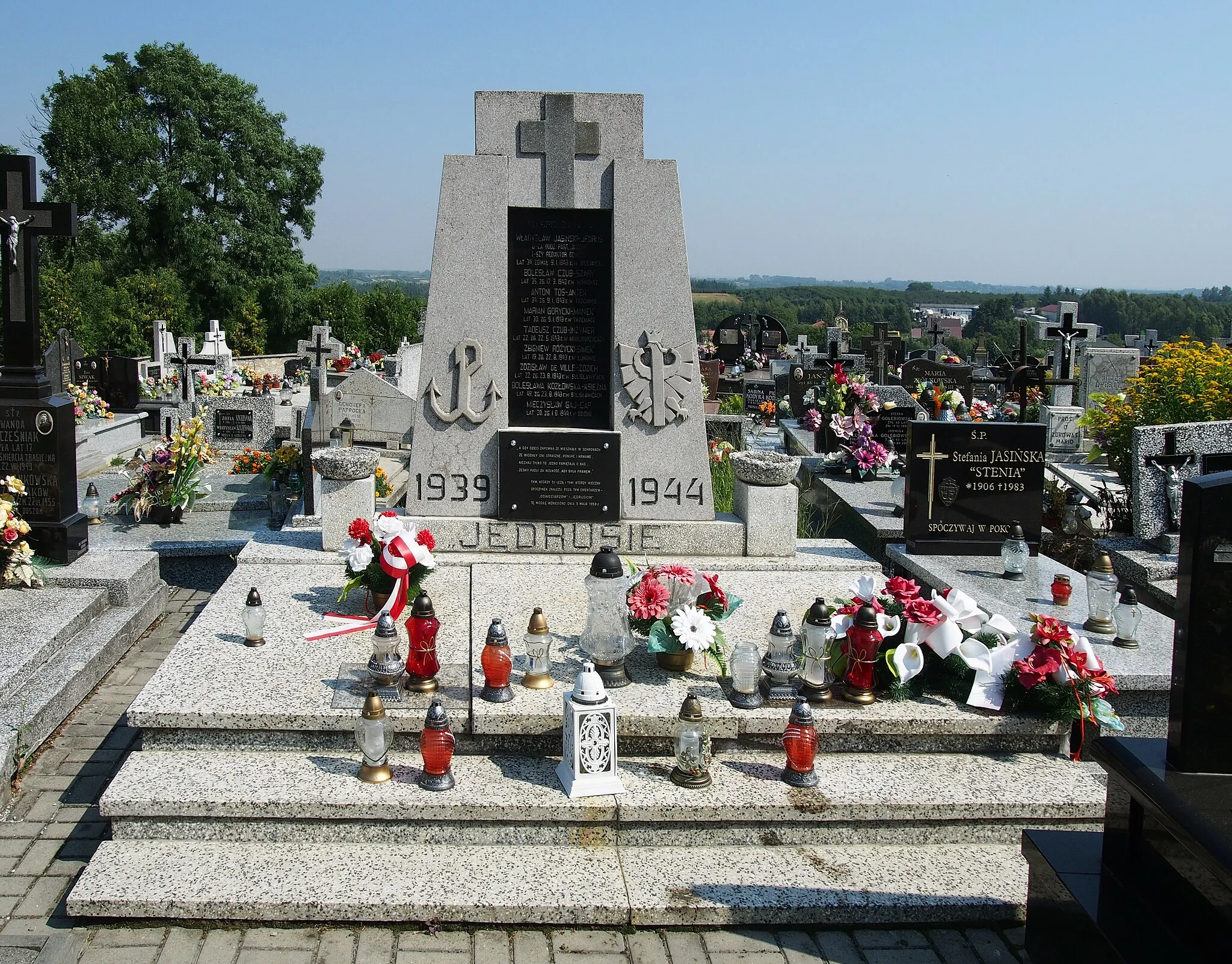 Photo showing: Parisch cemetery in Sulisławice, powiat sandomierski, Świętokrzyskie Voivodeship, Poland. Cultural heritage monument.