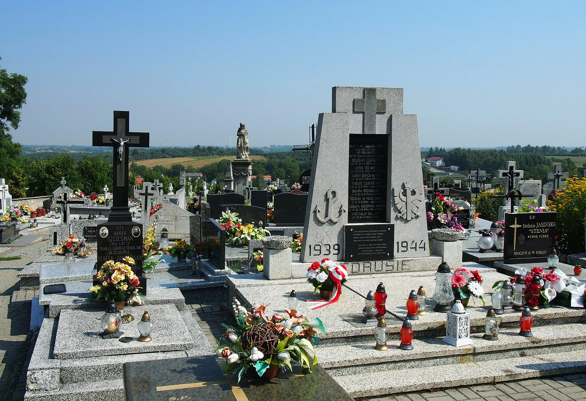 Photo showing: Parisch cemetery in Sulisławice, powiat sandomierski, Świętokrzyskie Voivodeship, Poland. Cultural heritage monument.