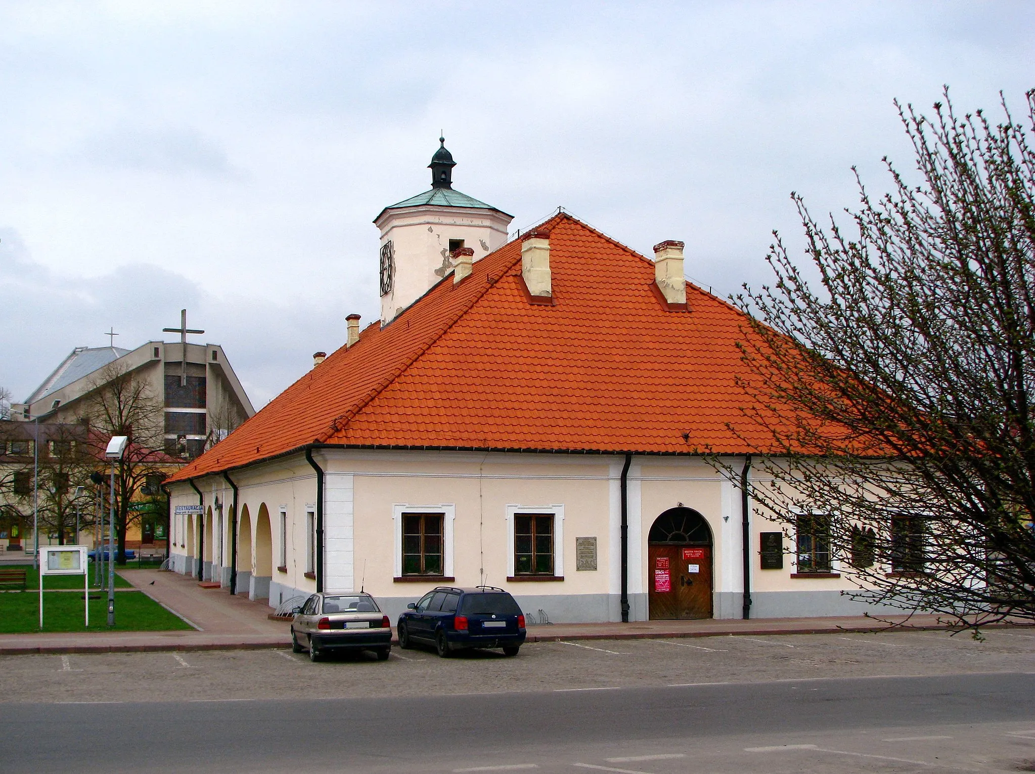 Photo showing: Old Town Hall in Staszów, cultural heritage. At that time, until 2019, the Public Library has been located in the building. Staszów, Poland.