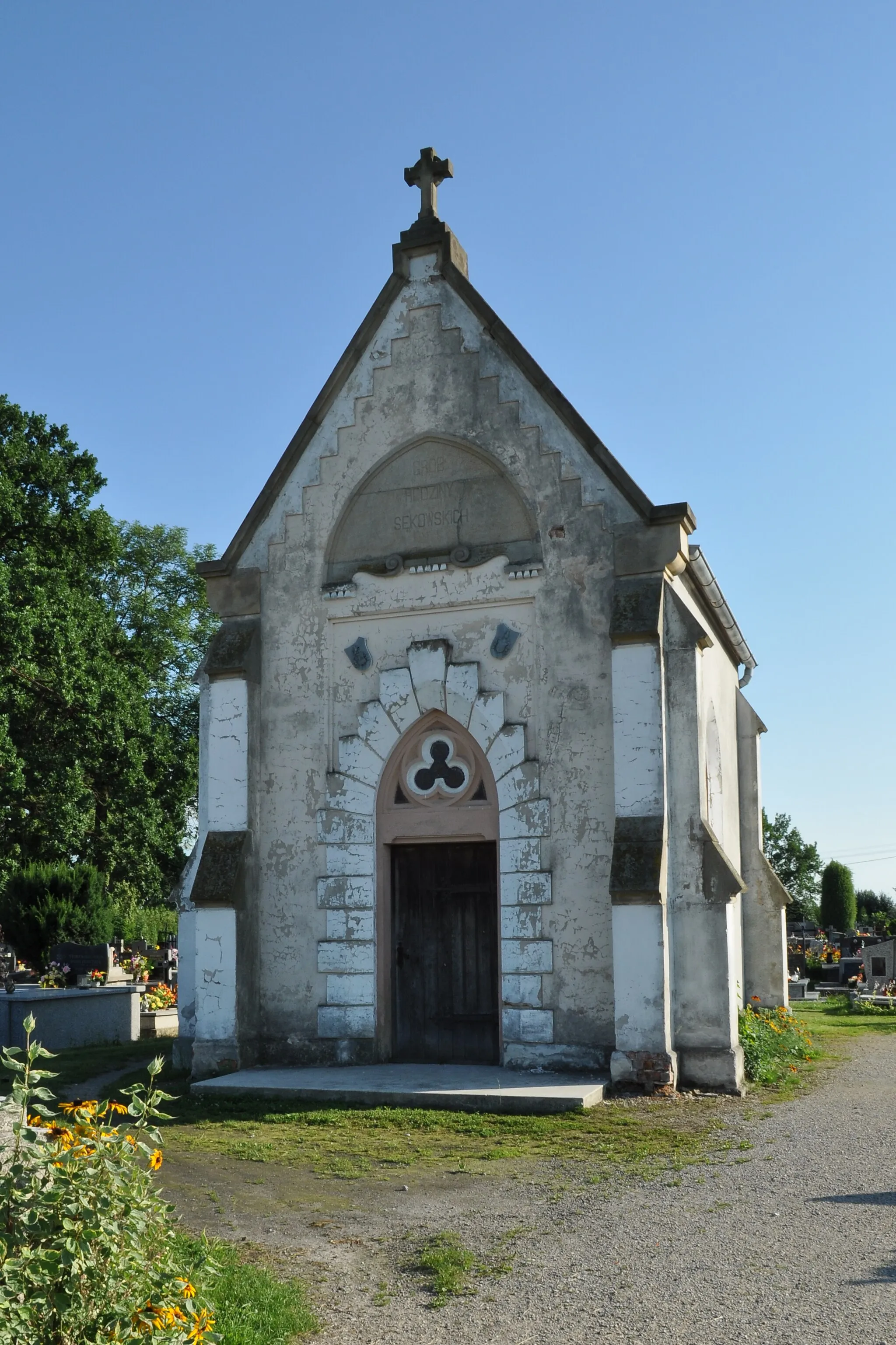 Photo showing: tomb chapel of family Sękowski in the Rzochów cemetery