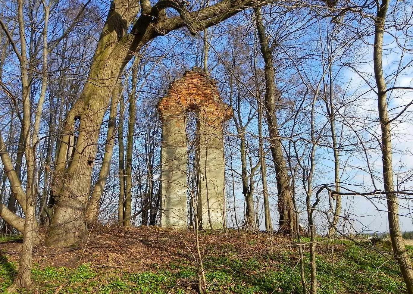 Photo showing: Cerkwisko w Podemszczyźnie. Jedynymi śladami są nieliczne nagrobki z krzyży bruśnieńskich i grożące zawaleniem pozostałości dzwonnicy przycerkiewnej.