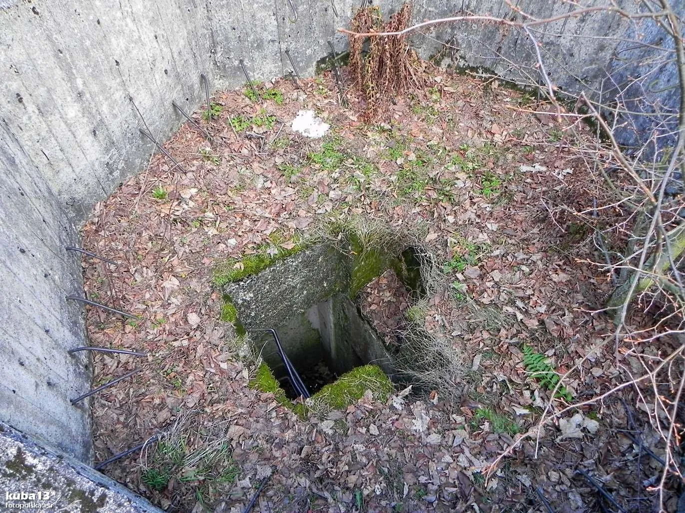 Photo showing: Bunkier linii Mołotowa - punkt oporu Podemszczyzna/Nowe Brusno. Bunkier do ognia bocznego dla 2 ckm i działka ppanc, dwukondygnacyjny, nieukończony. Widoczny szyb wejściowy na szczycie bunkra.