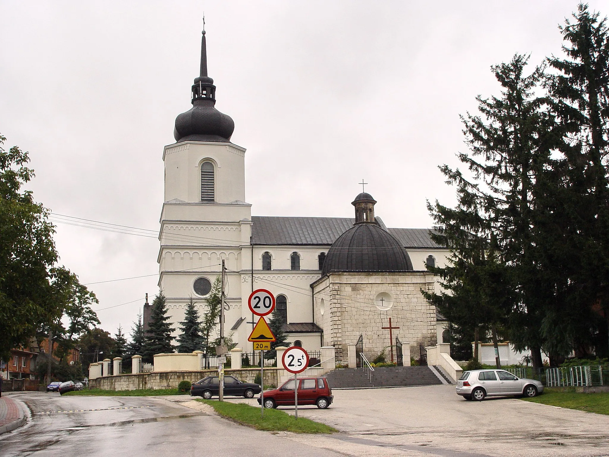 Photo showing: Pacanów, kościół św.Marcina, widok od południa, od strony rynku