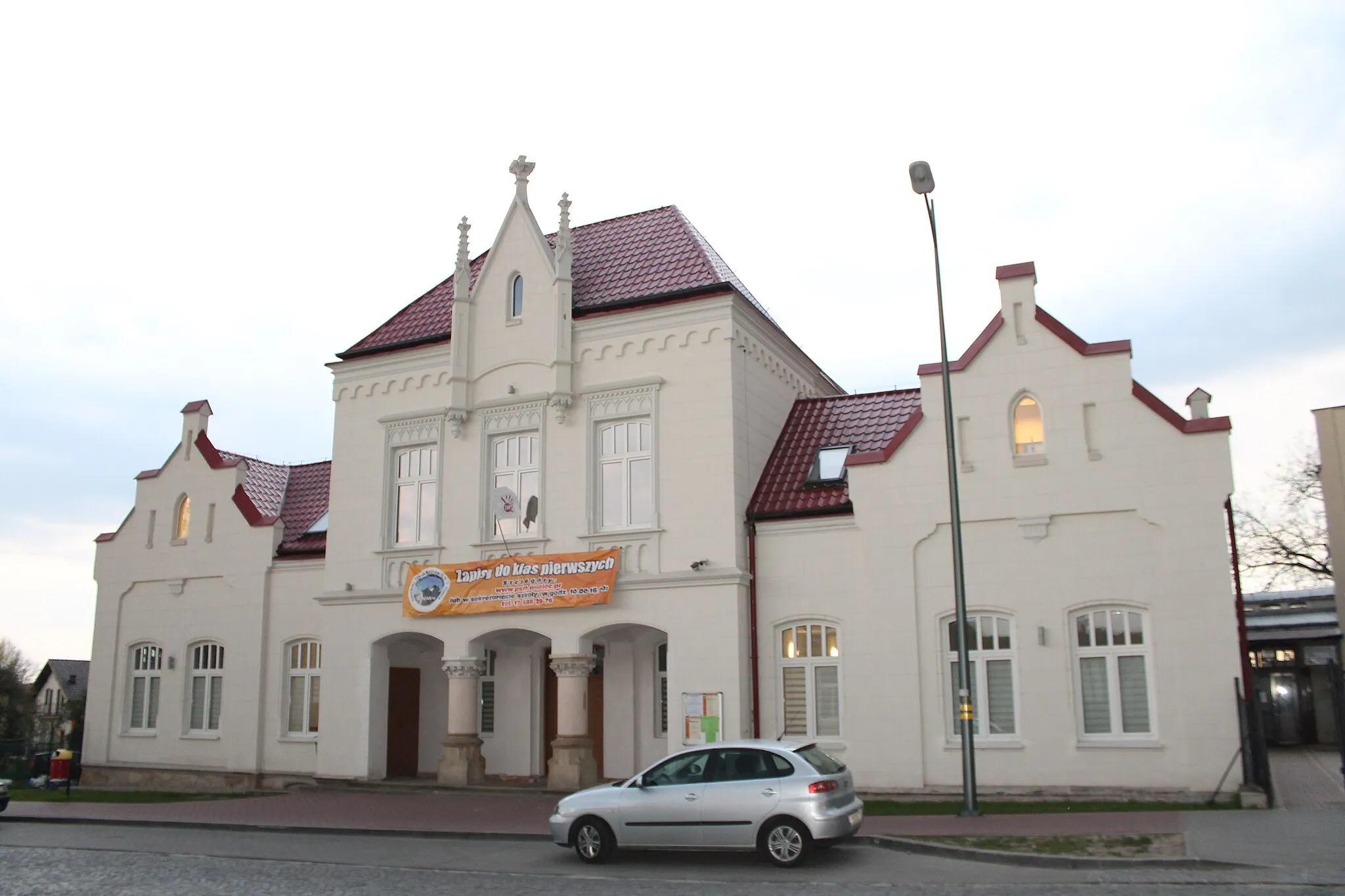 Photo showing: Budynek Państwowej Szkoły Muzycznej I i II stopnia im. M. Karłowicza w Mielcu. Kwiecień 2015