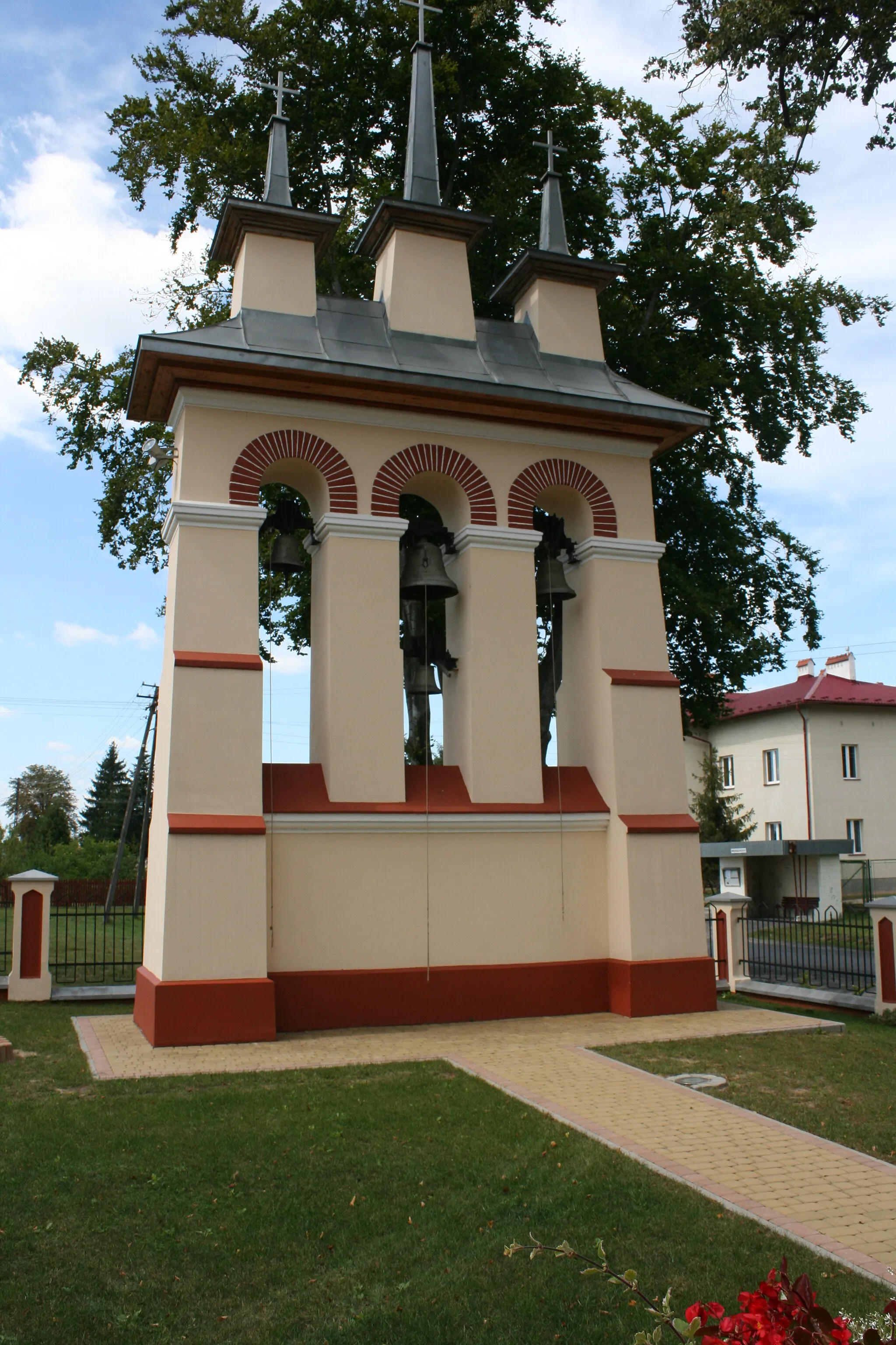 Photo showing: Bell tower near the Roman Catholic church of Our Lady of the Snows in Miękisz Nowy, Poland