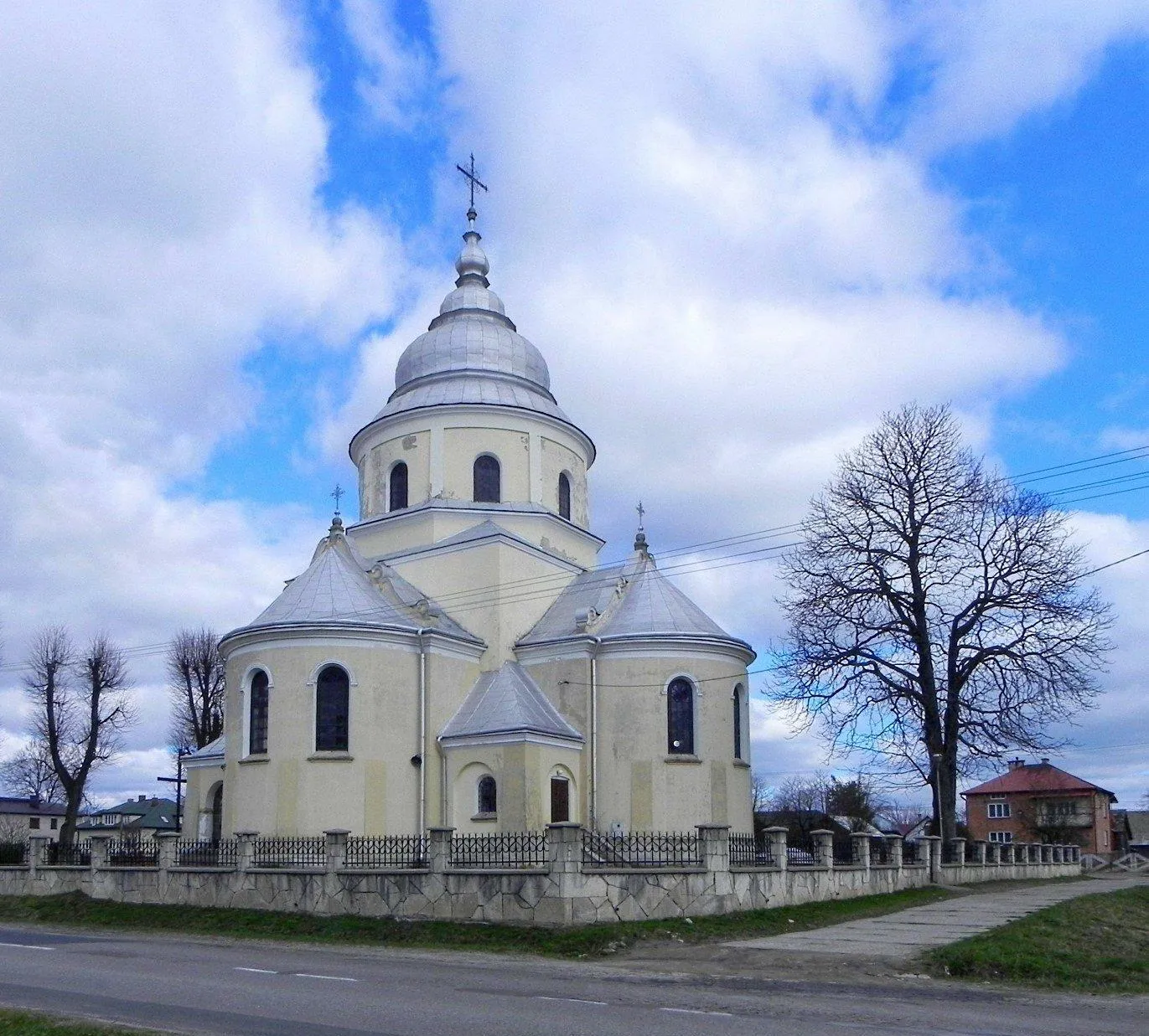 Photo showing: Stary Lubliniec - dawna cerkiew greckokatolicka Przemienienia Pańskiego, obecnie kościół katolicki pod tym samym wezwaniem (A-764 z 24.02.2012).
