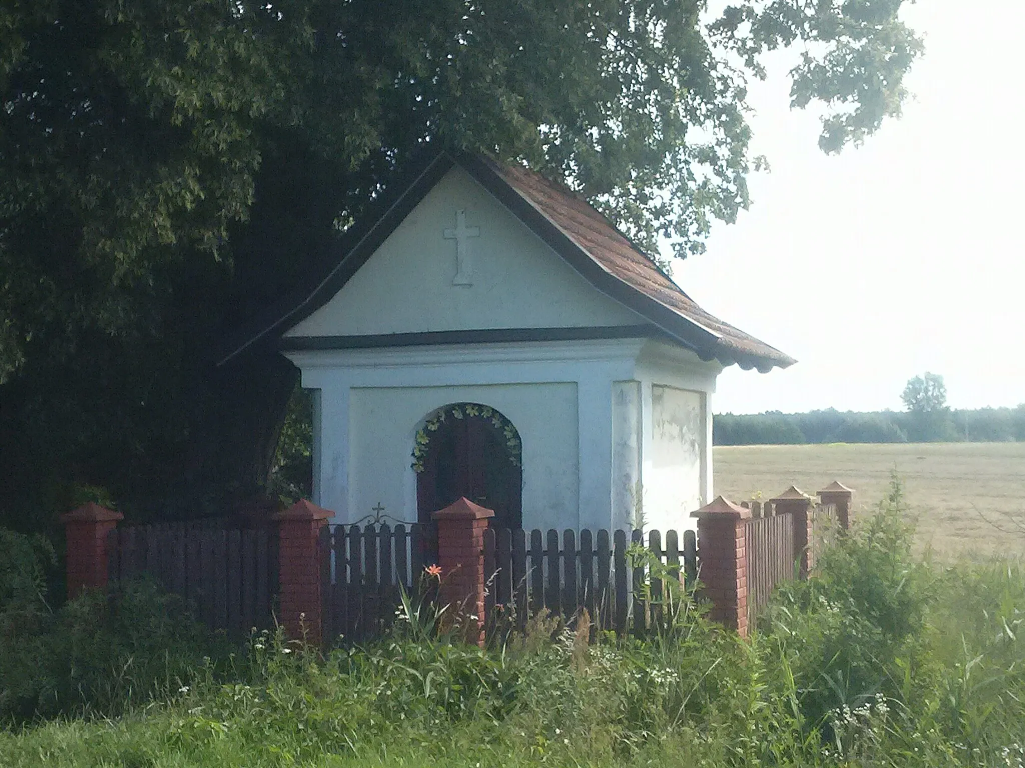 Photo showing: Kapliczka w Leżachowie obok Góry Kamień (przy drodze do Sieniawy)