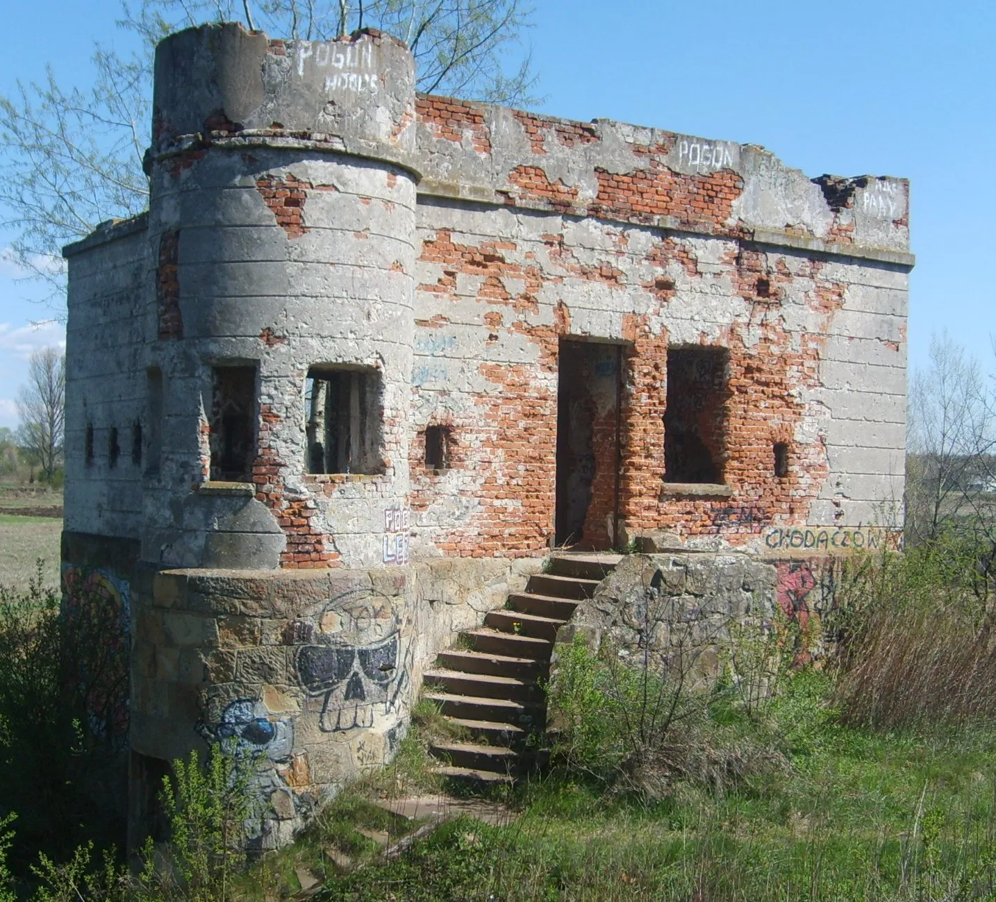 Photo showing: the so-called Wachhaus in Tryncza/Poland, an old military facility (stan przed remontem)