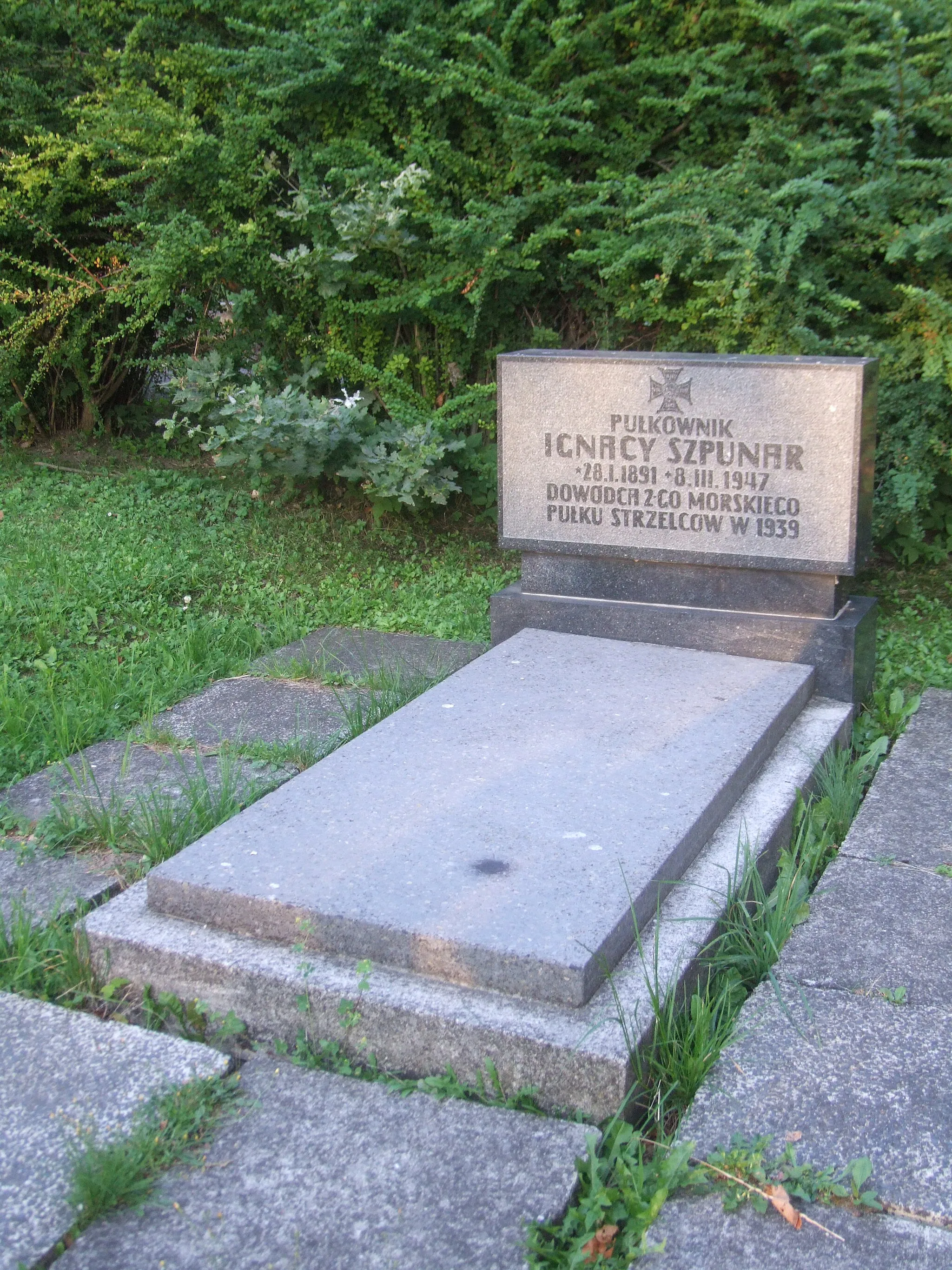 Photo showing: Cmentarz w Gdyni-Redłowie, nagrobek pułkownika Ignacego Szpunara