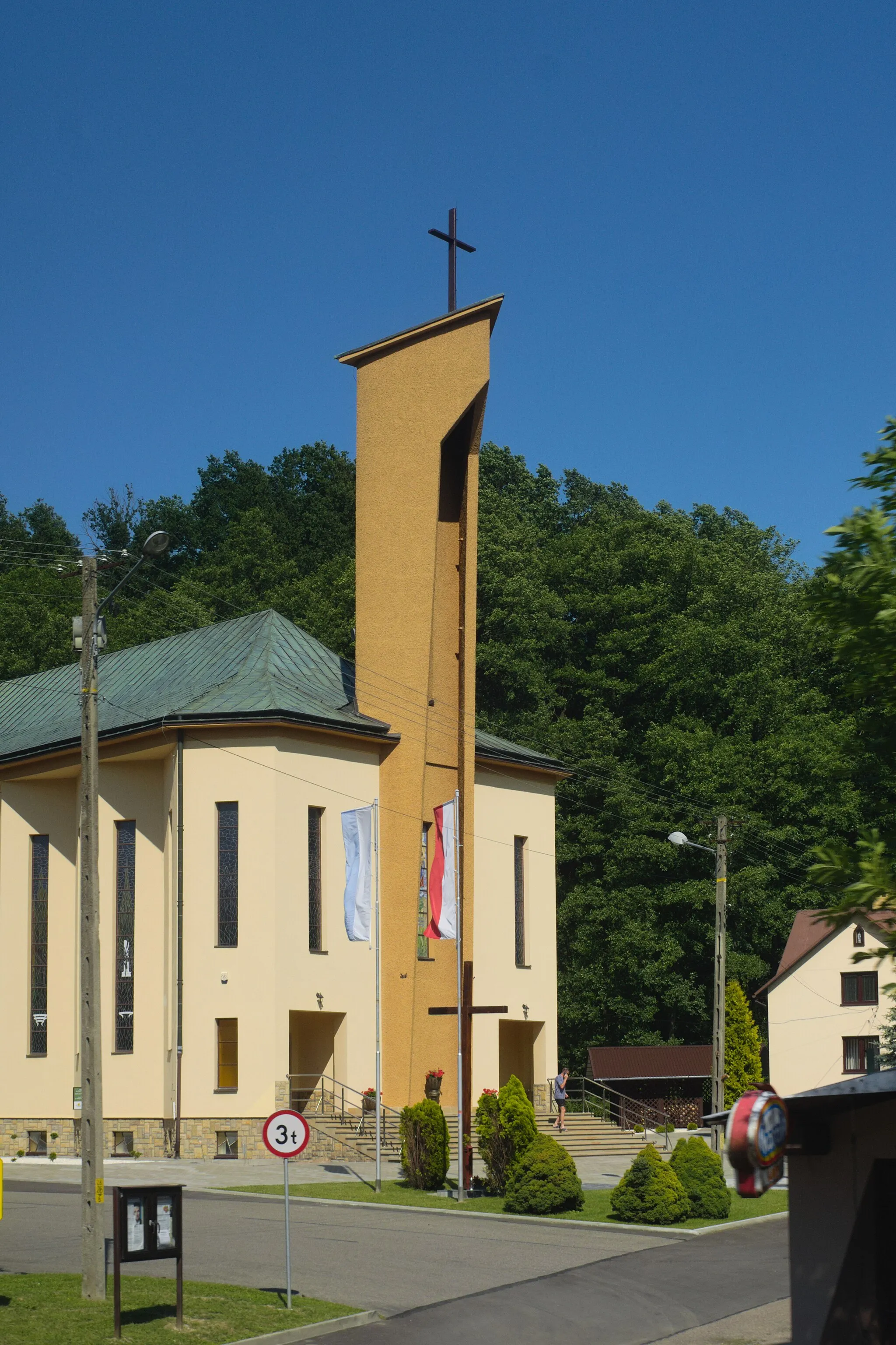 Photo showing: kościół Matki Bożej Wspomożenia Wiernych w Wyżnem, widok z okna autokaru