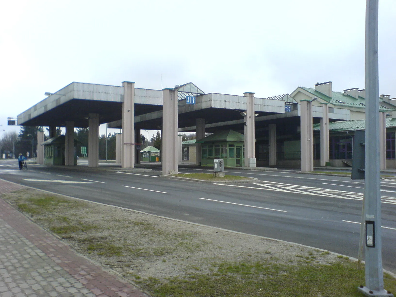 Photo showing: Already non-existent Polish-Slovak border crossing with European routes E371. Polish side - Barwinek