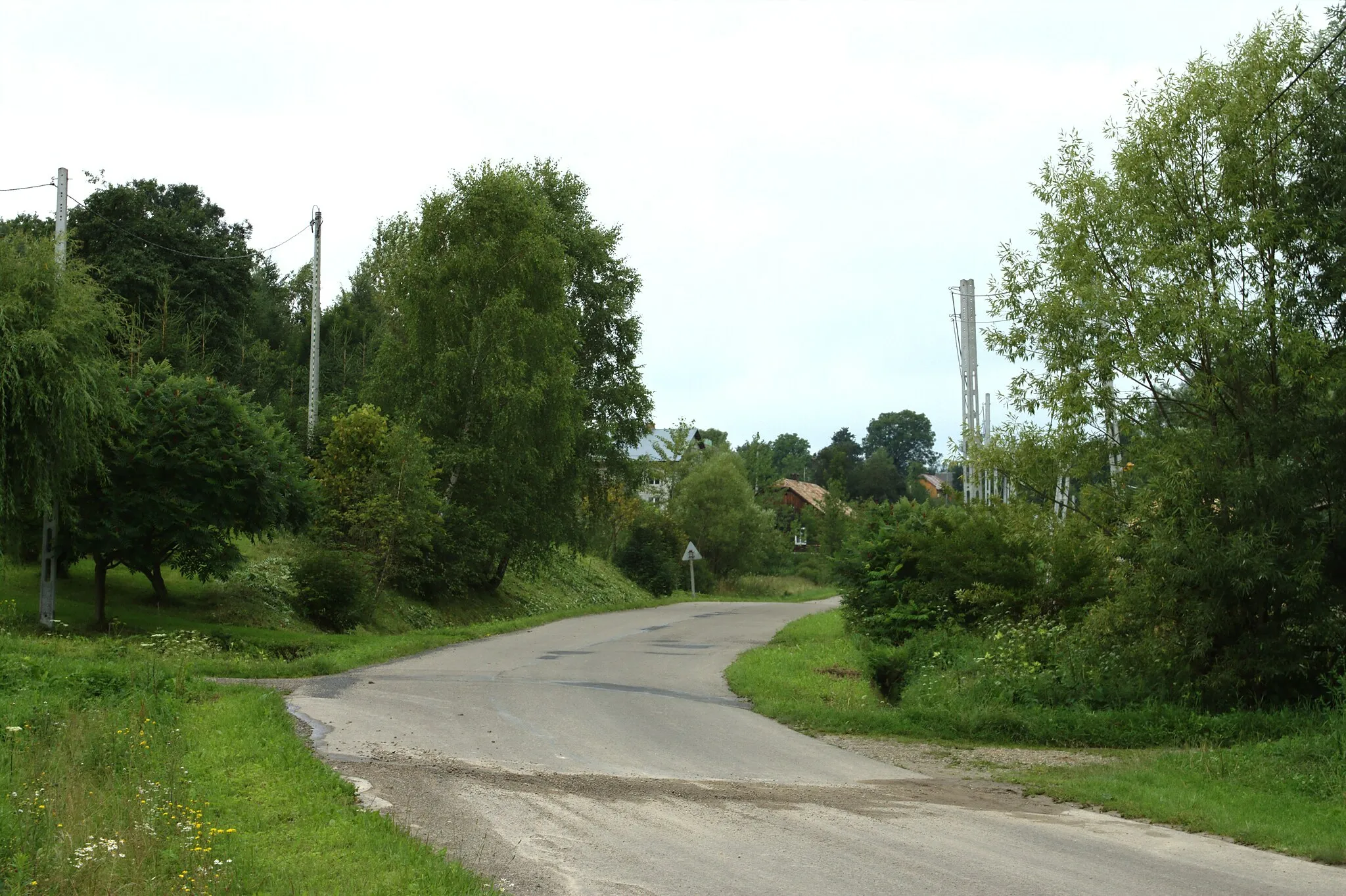 Photo showing: A turn in the middle of the village of Wydrna, Podkarpackie voivodeship, Poland