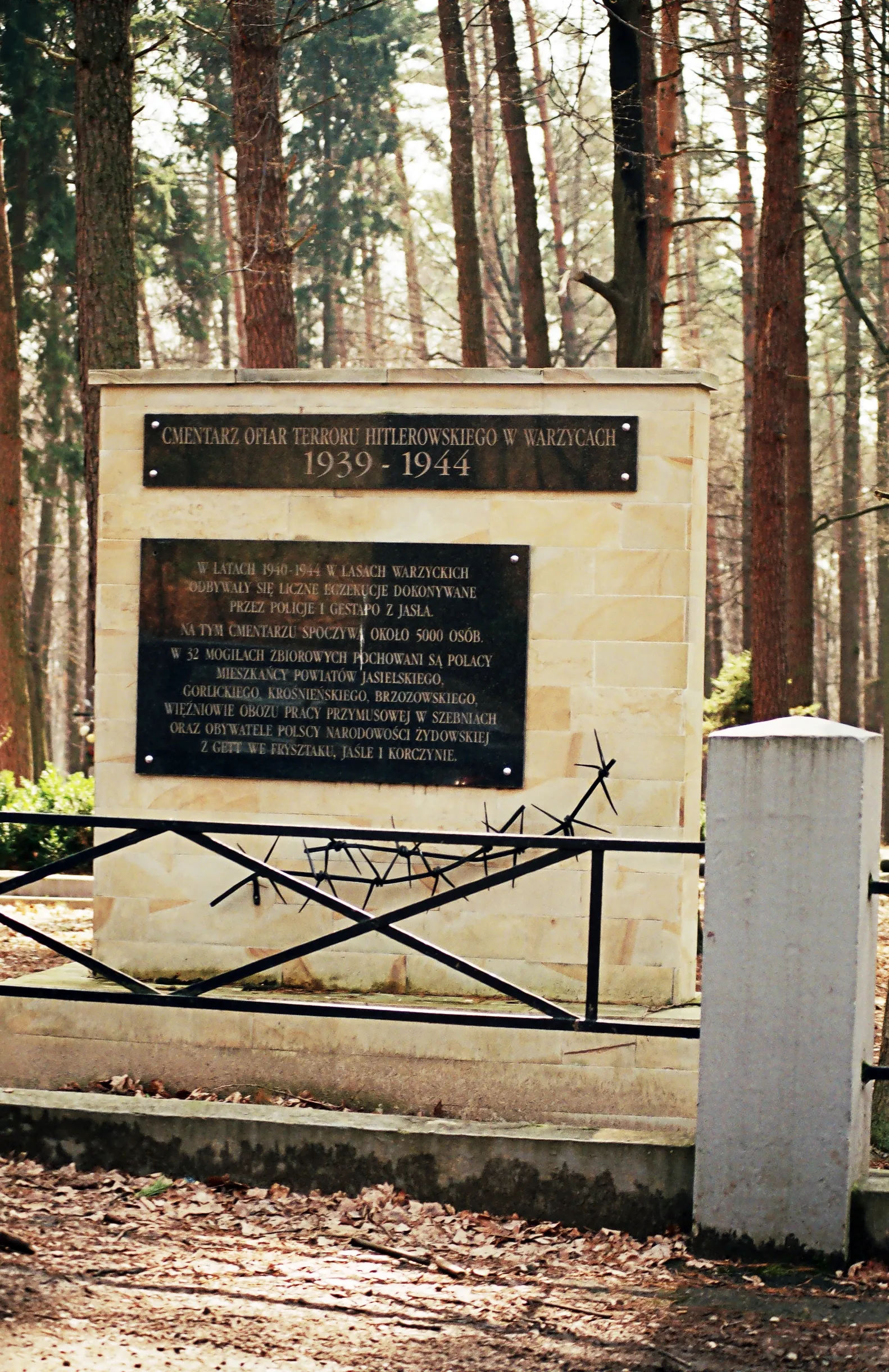 Photo showing: Cmentarz wojskowy w lesie warzyckim - tablica